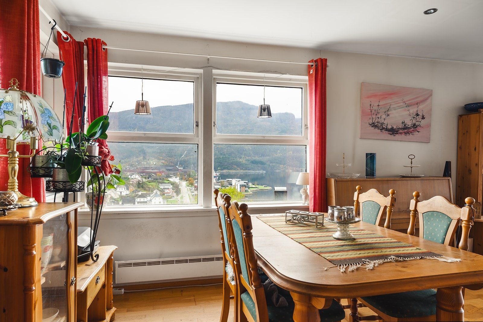 Her kan du nyte vakker sjøutsikt til måltidene. Galleribilde