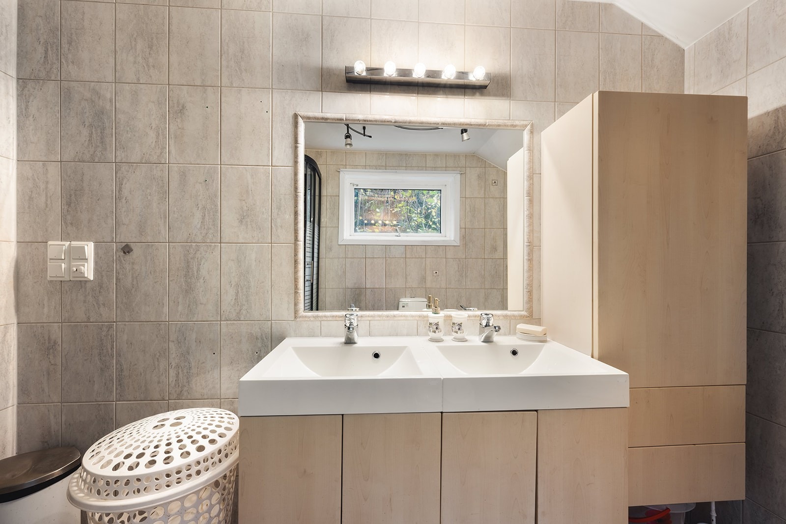 Baderomsinnredning med gode oppbevaringsmuligheter. Galleribilde