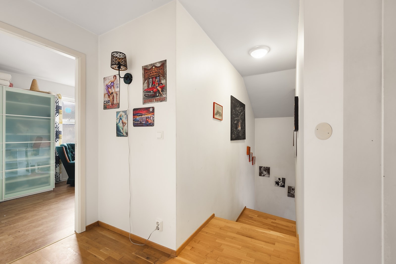 Romslig gang med lyse flater. Galleribilde