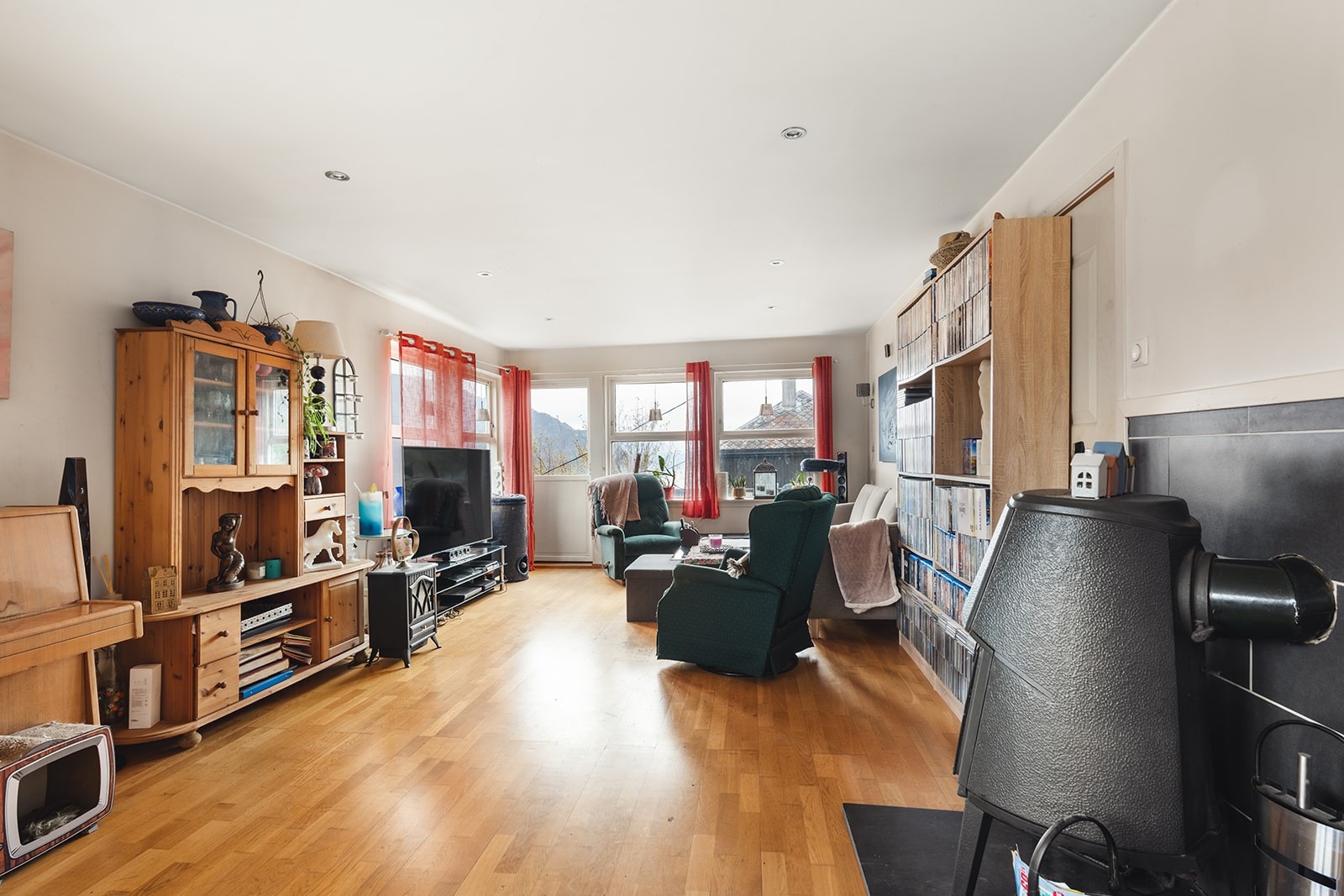 Lys og luftig stue med spotter i tak. Galleribilde