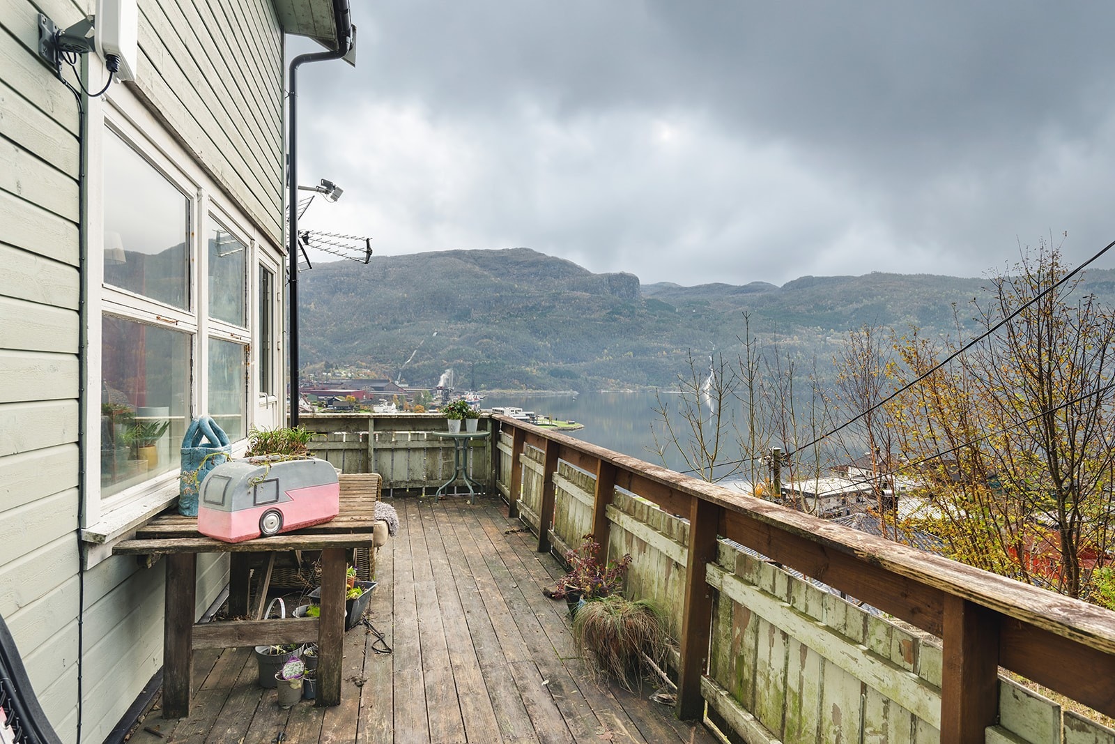 Med litt innsats og personlig preg kan terrassen bli en vakker og innbydende uteplass, hvor du kan nyte den flotte utsikten i rolige omgivelser. Galleribilde