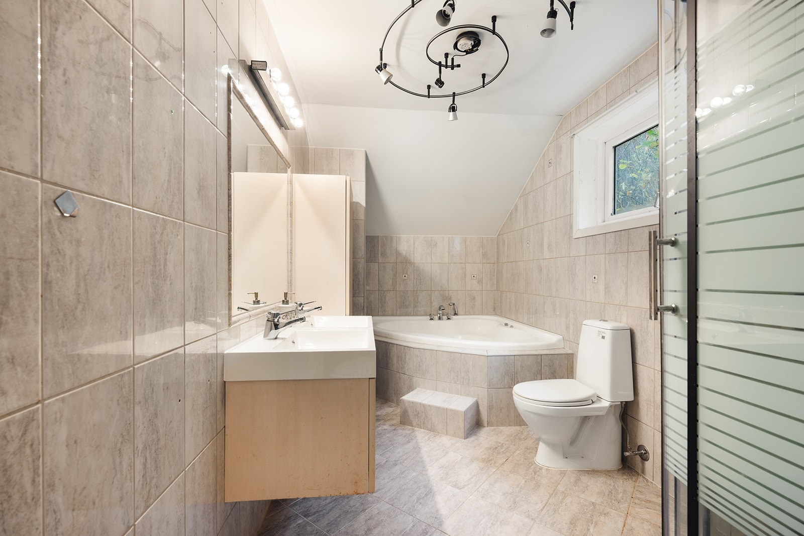 Lyst og delikat bad med flislagte overflater. Galleribilde