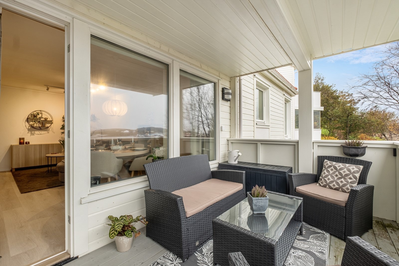 God plass til utemøbler. Galleribilde