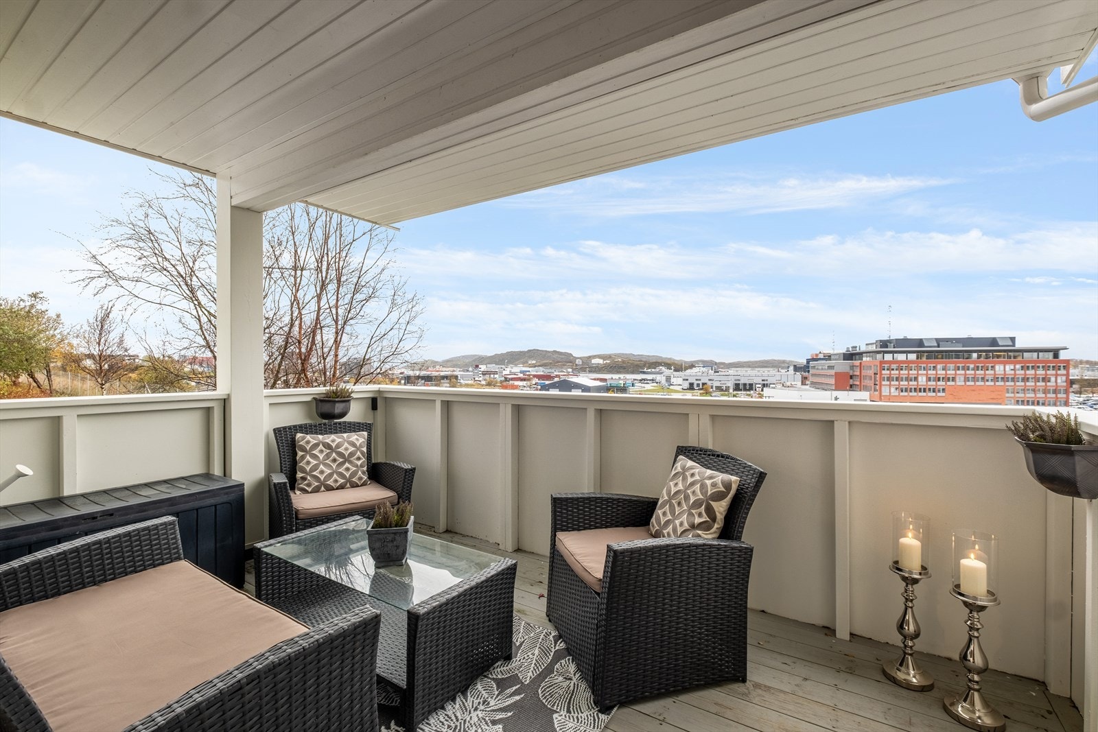 Takoverbygget balkong vendt mot nord/vest. Galleribilde