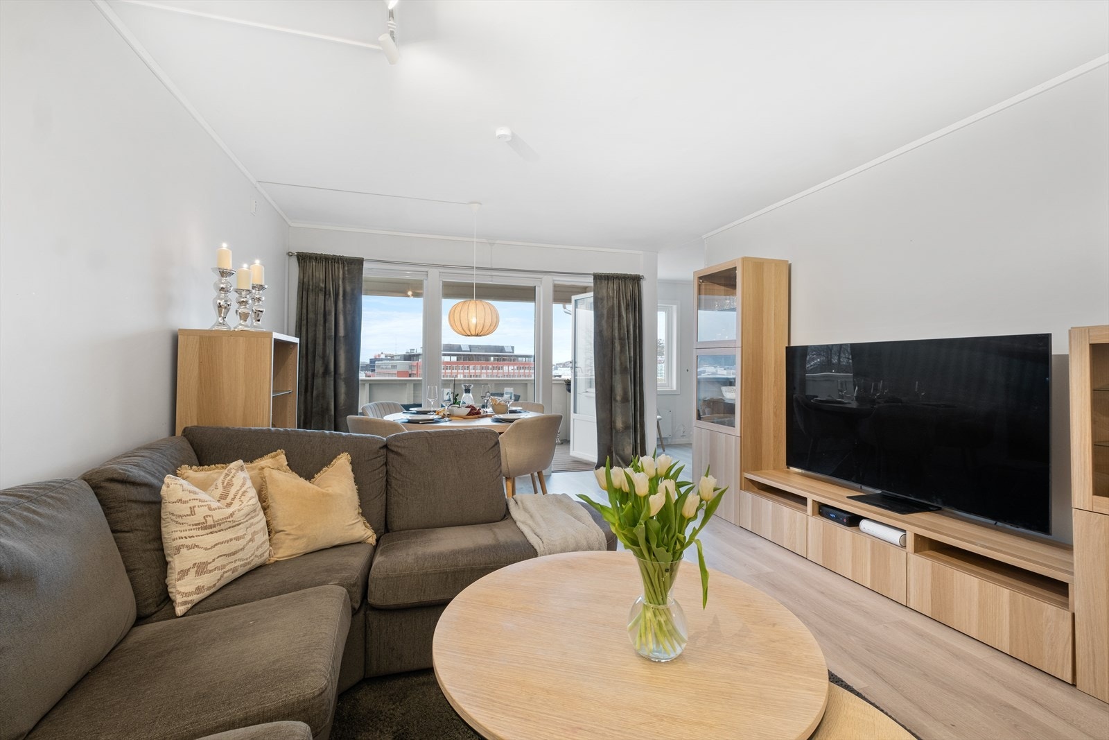 Lys og praktisk stuedel, med tilbaketrukket kjøkken i front. Galleribilde