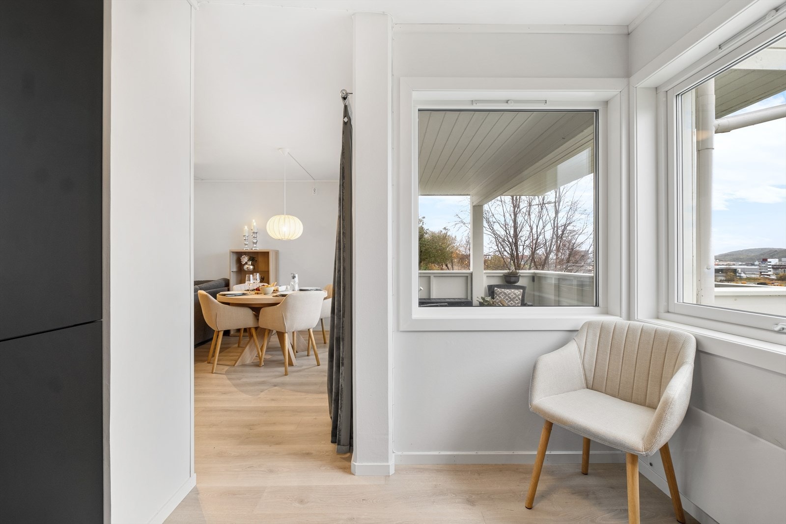 Her er det plass til kjøkkenbord. Galleribilde