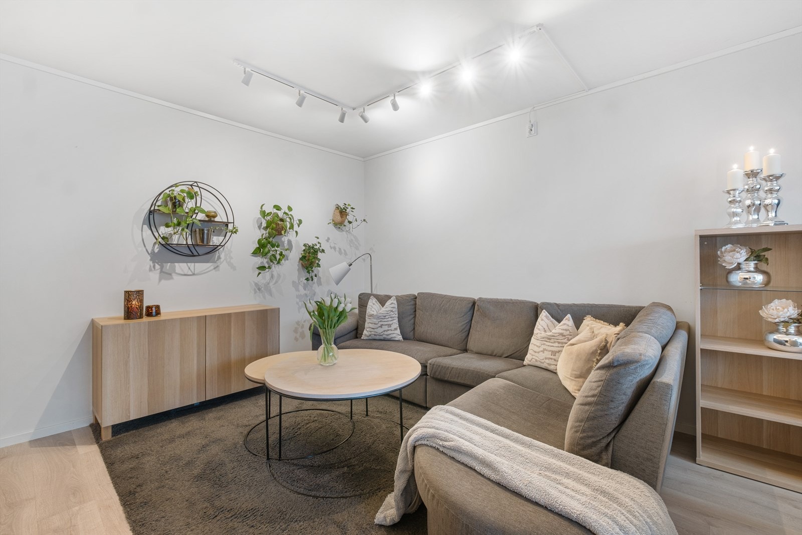 Stuen er malt i lyse fargene som gir rommet en behagelig atmosfære. Galleribilde