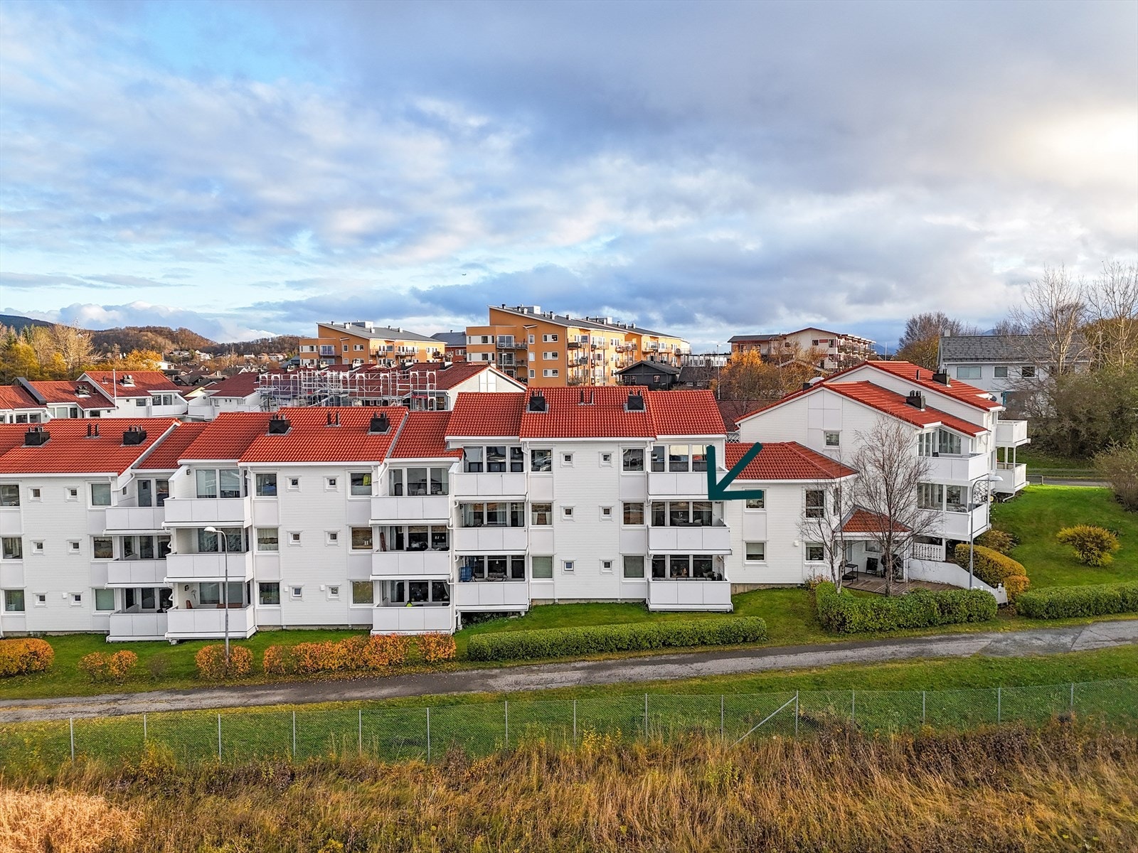 Inngang fra 1. etasje, ligger som 2. etasje på baksiden. Galleribilde
