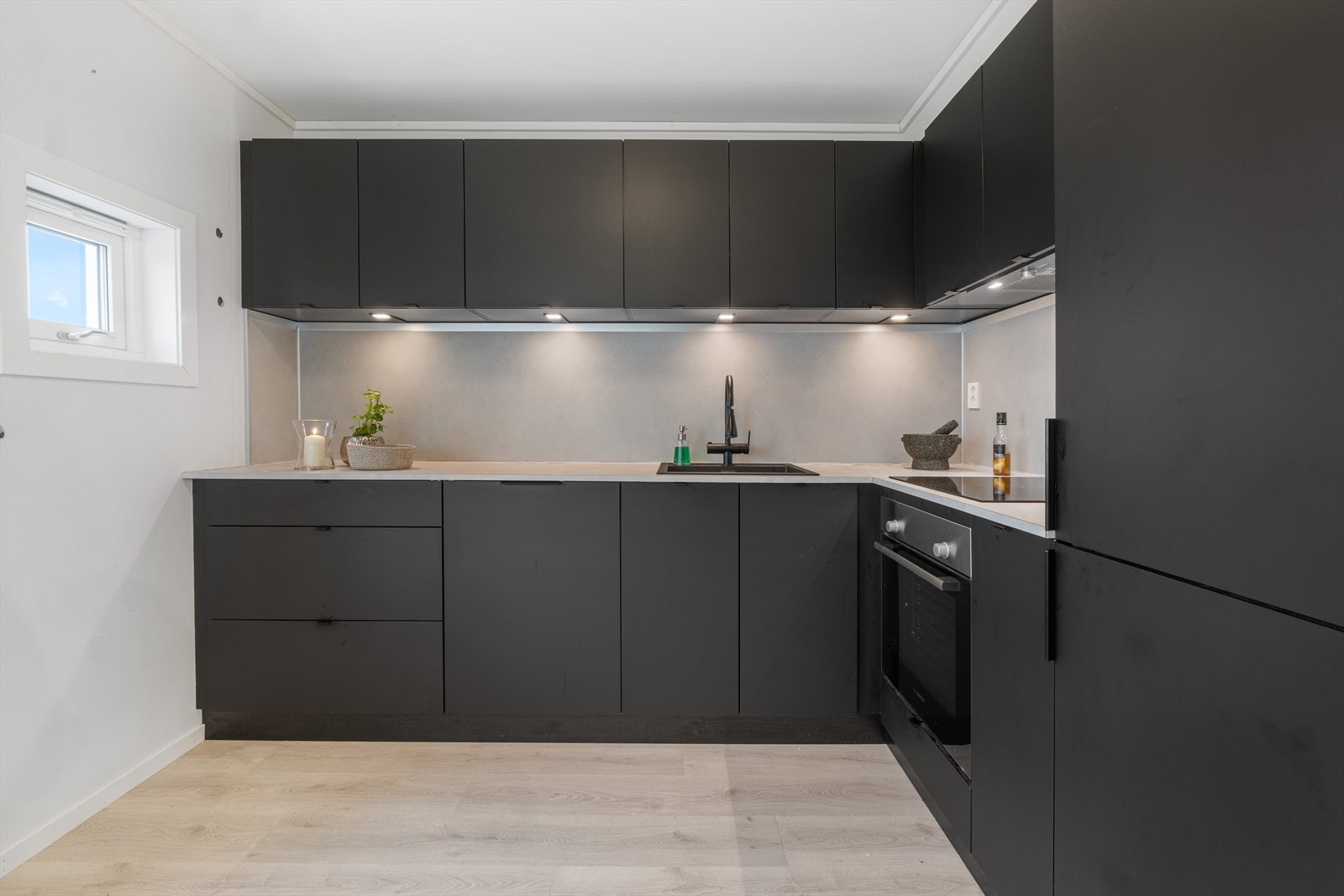 Kjøkkenet ligger tilbaketrukket i eget rom. Galleribilde