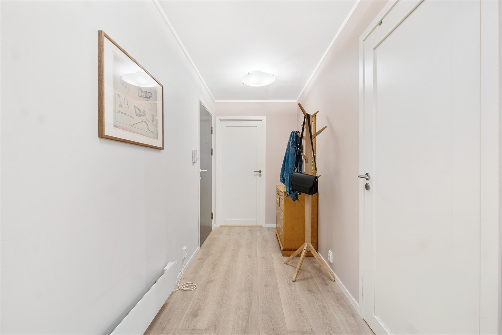 Adkomst til praktisk bod i tilknytning til inngangspartiet. Galleribilde