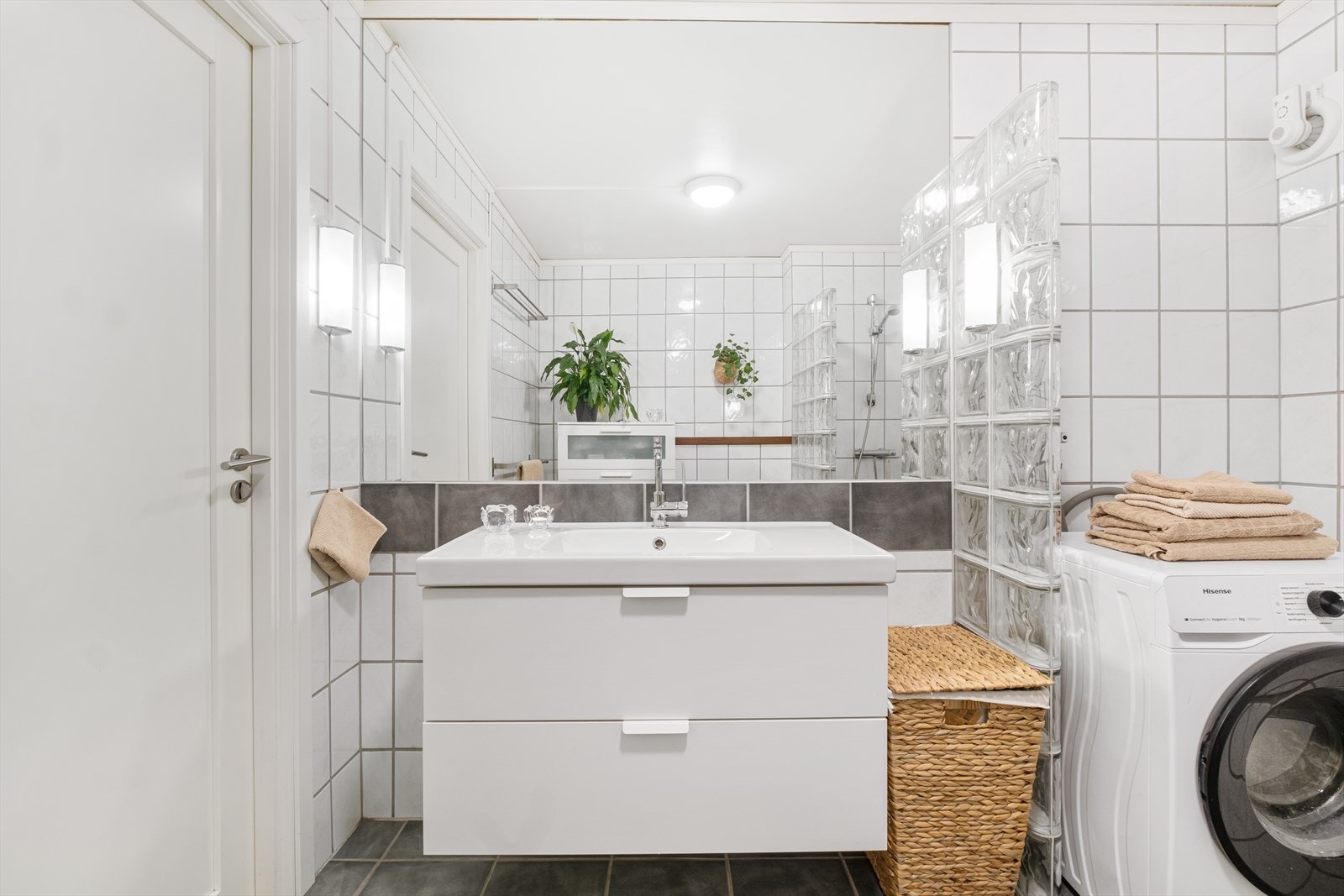 Servantskap fra 2023, og stort speil over. Galleribilde