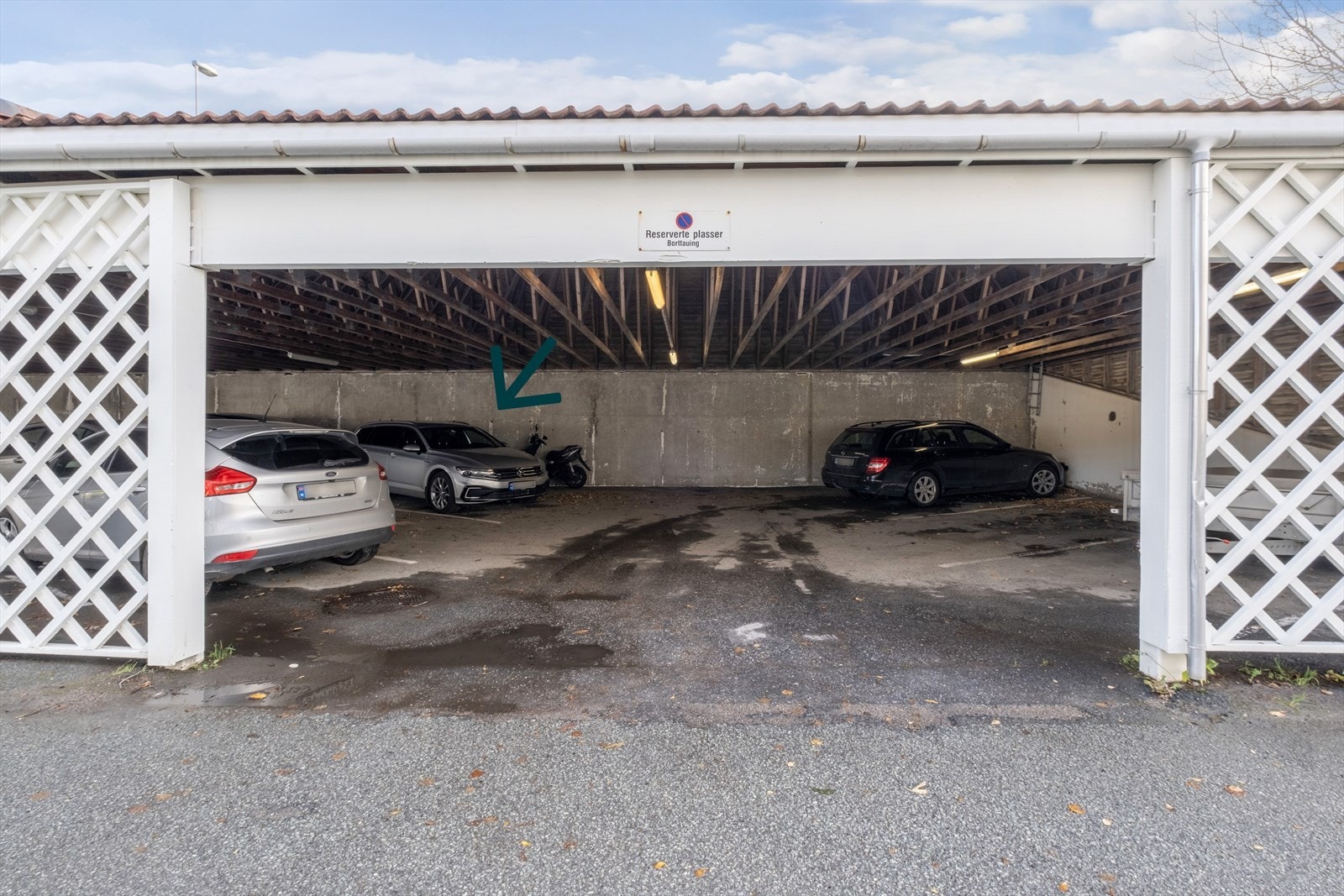 Parkering i carport. Galleribilde