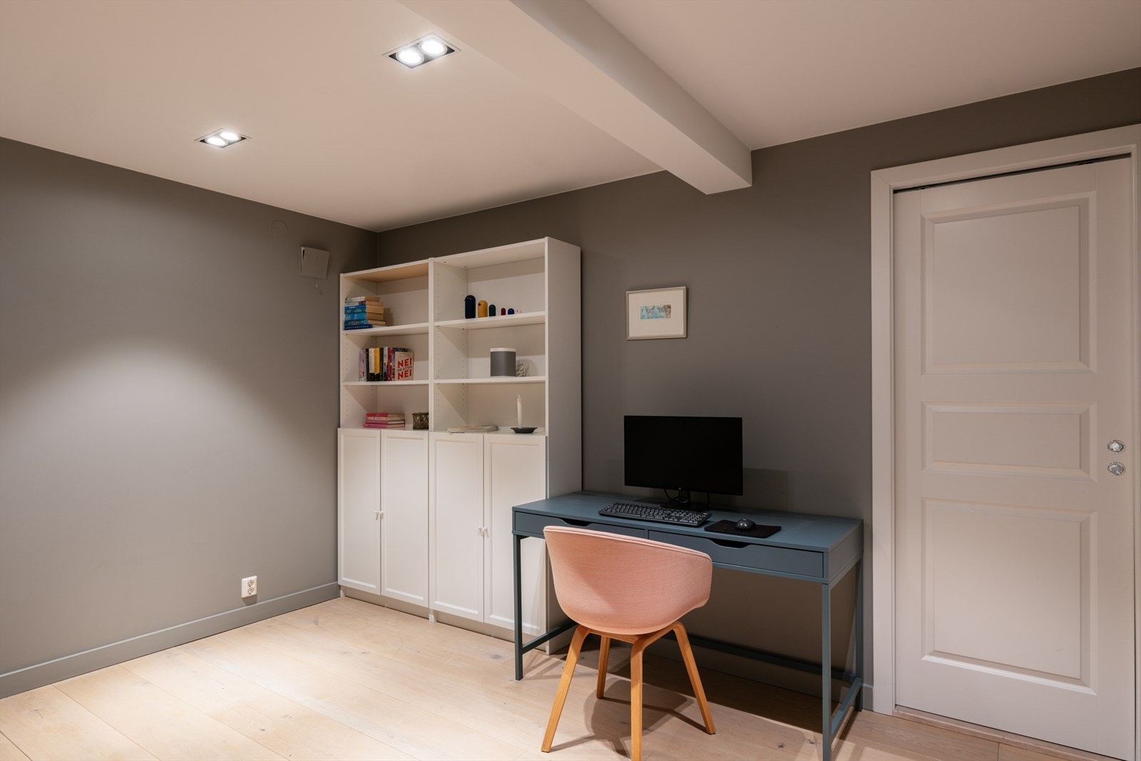 Praktisk kontorløsning i gangen i underetasjen. Galleribilde