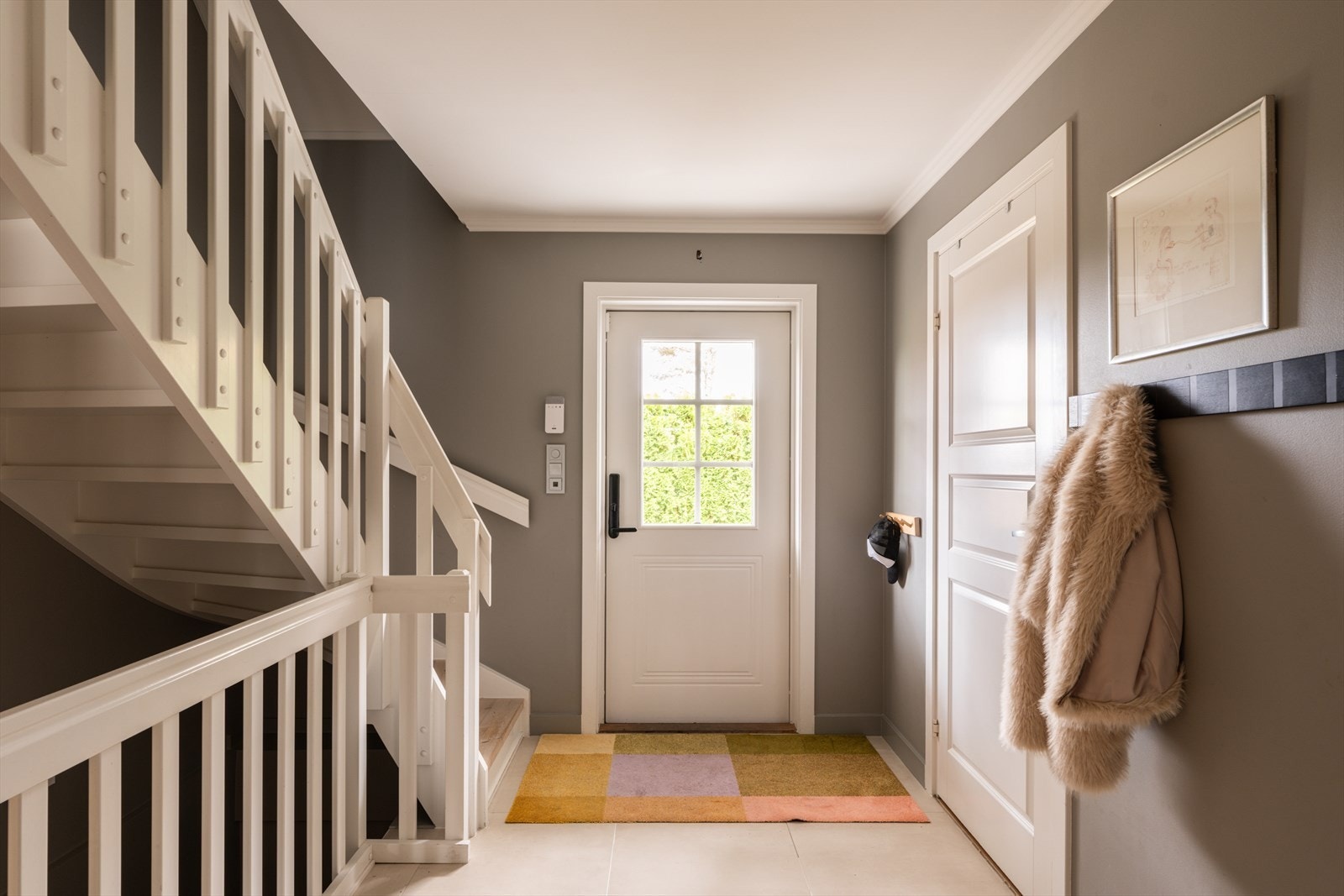 Velkommen inn! Her kommer man inn i en lys og innbydende entré med flislagt gulv og varmekabler. Galleribilde