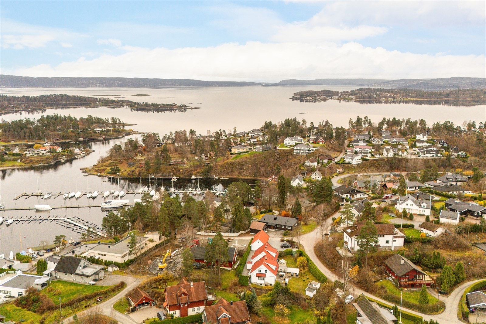 Nes Terrasse 5B ligger i et veletablert og svært familievennlig område på Mellom-Nes, et av Askers mest attraktive villaområder. Galleribilde