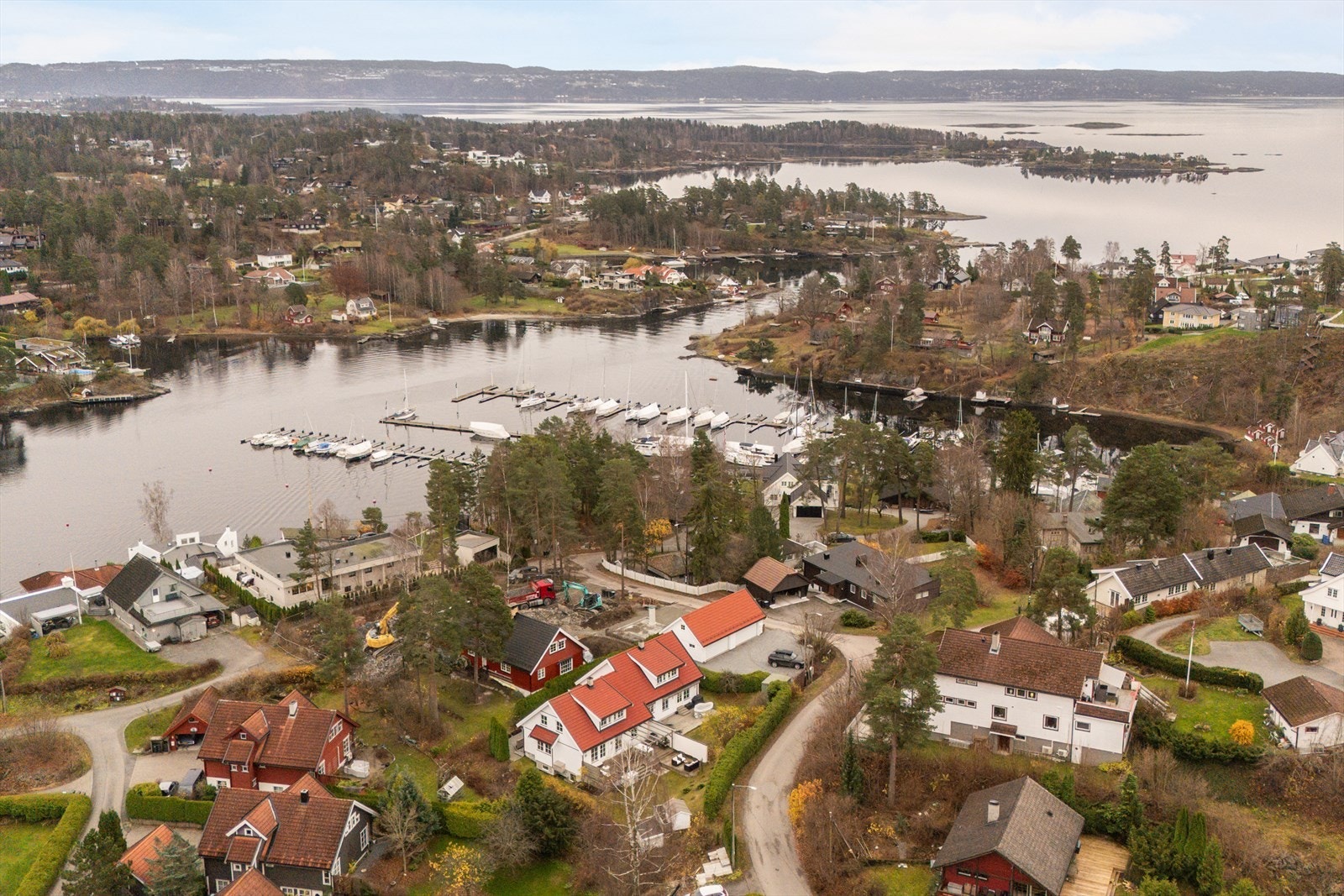Her bor du i et attraktivt og veletablert område på Øvre Nes, med kort vei til skoler, barnehager, Holmen idrettspark, marka og sjøen. Galleribilde