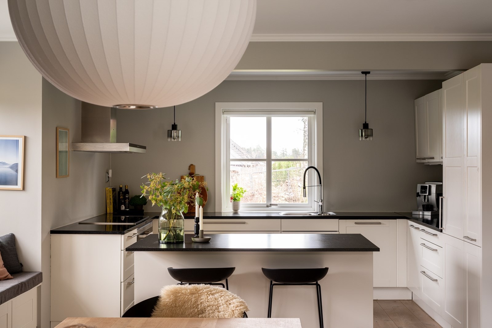 Innredningen har hvite, profilerte fronter, mørke benkeplater og rene linjer som gir et klassisk og tidløst uttrykk. Galleribilde