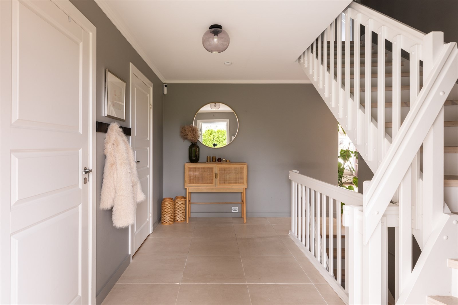 Fra entréen er det adkomst til både vaskerom og baderom, samt trapp opp til 2. etasje og ned til underetasjen. Galleribilde