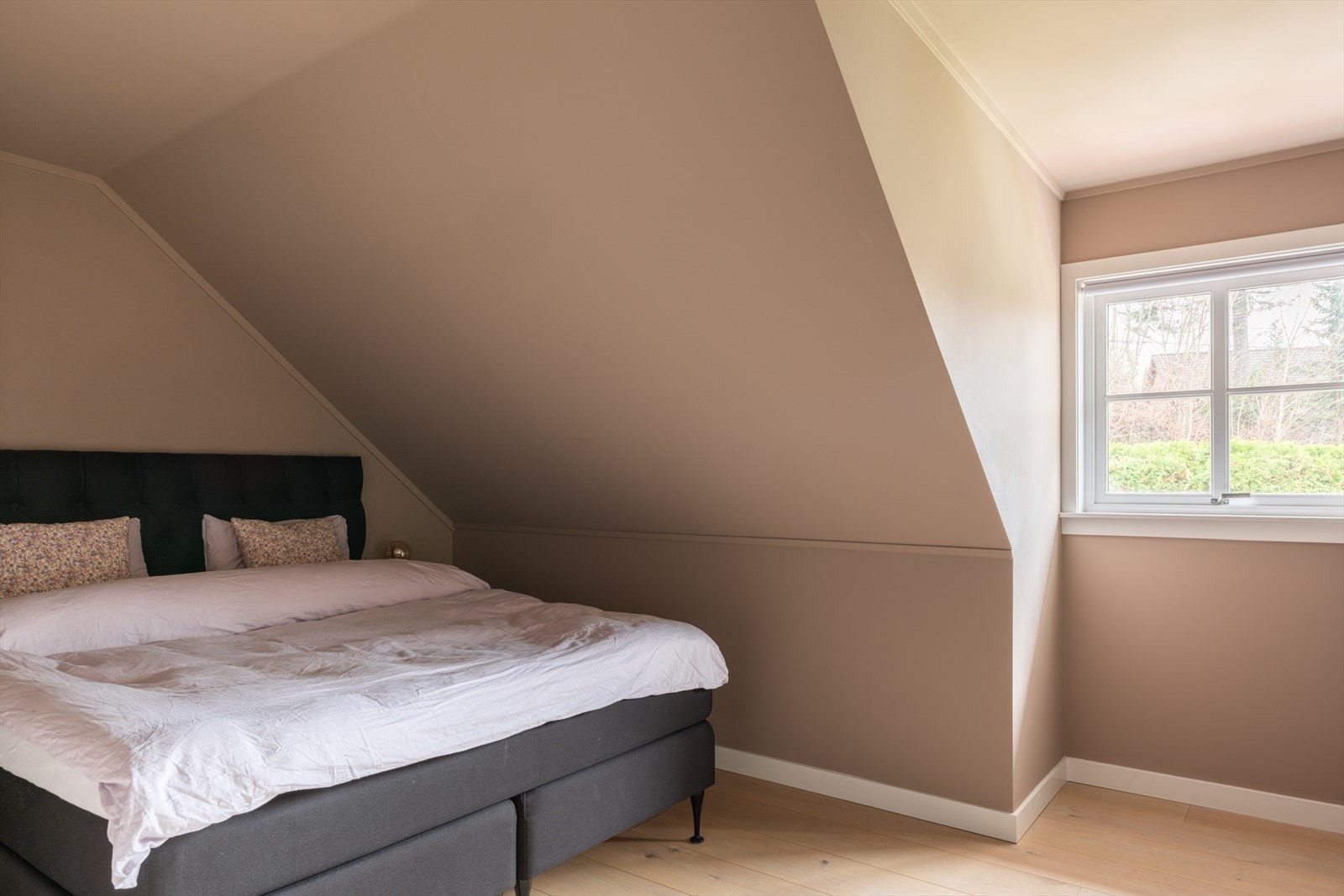 Boligen har totalt fem soverom, fire i 2. etasje og ett i innredet hybel. Galleribilde