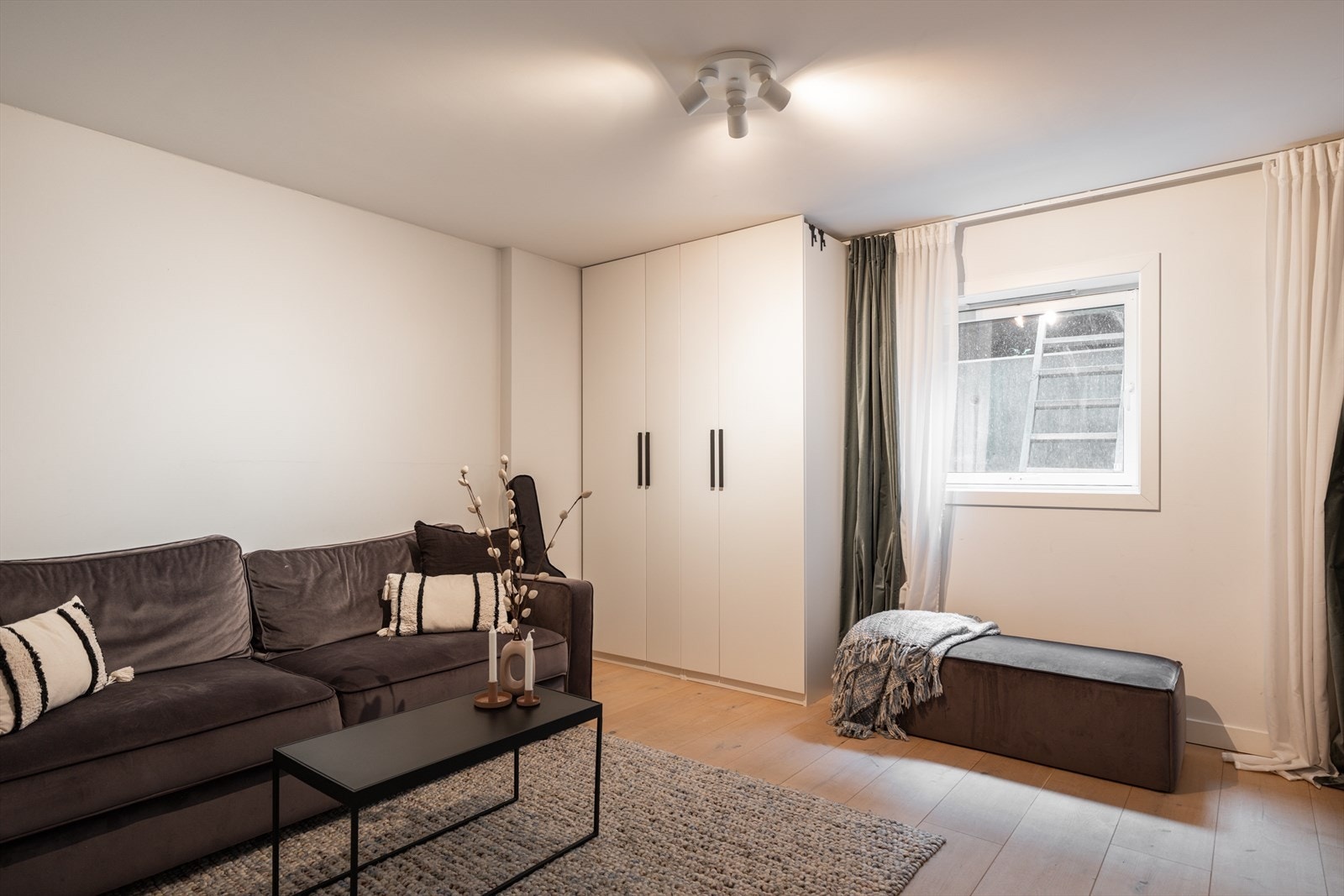 Kjellerstue (ikke godkjent for varig opphold), se pkt. om ferdigattest i salgsoppgaven. Galleribilde