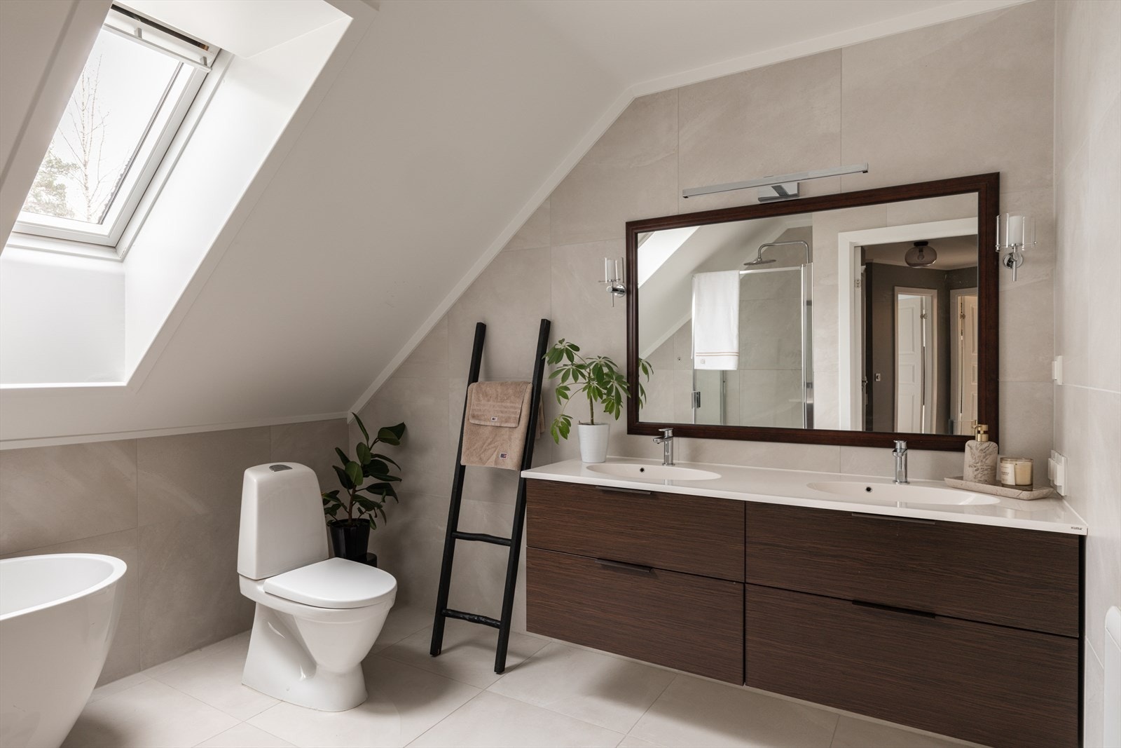 I 2. etasje ligger hovedbadet, innredet med både badekar og dusjnisje, samt servantinnredning med god oppbevaringsplass. Galleribilde