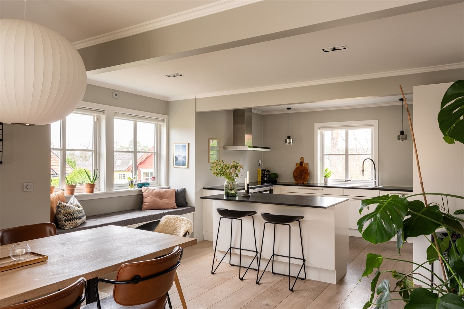 Boligen går over tre etasjer og byr på gjennomgående lyse og delikate overflater og romslige oppholdsrom. Galleribilde