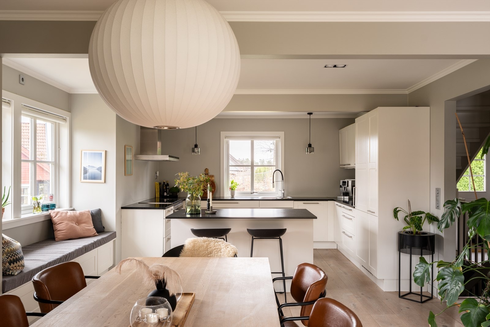 Kjøkkenet fremstår som lyst, moderne og gjennomtenkt, med en stilren utforming som kombinerer funksjonalitet og estetikk. Galleribilde