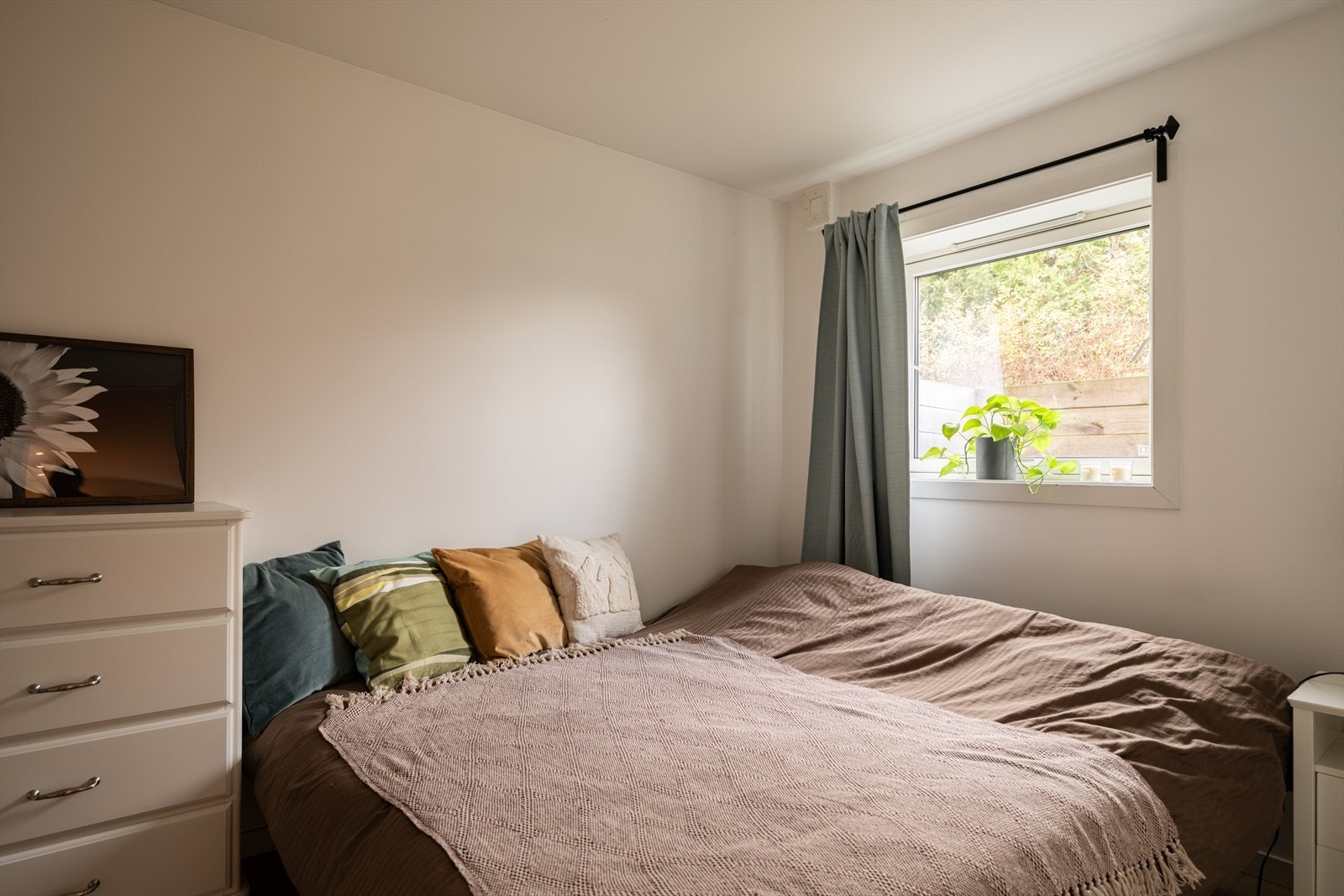 Soverommet har malte flater og tilstrekkelig plass til seng og garderobeløsning. Galleribilde