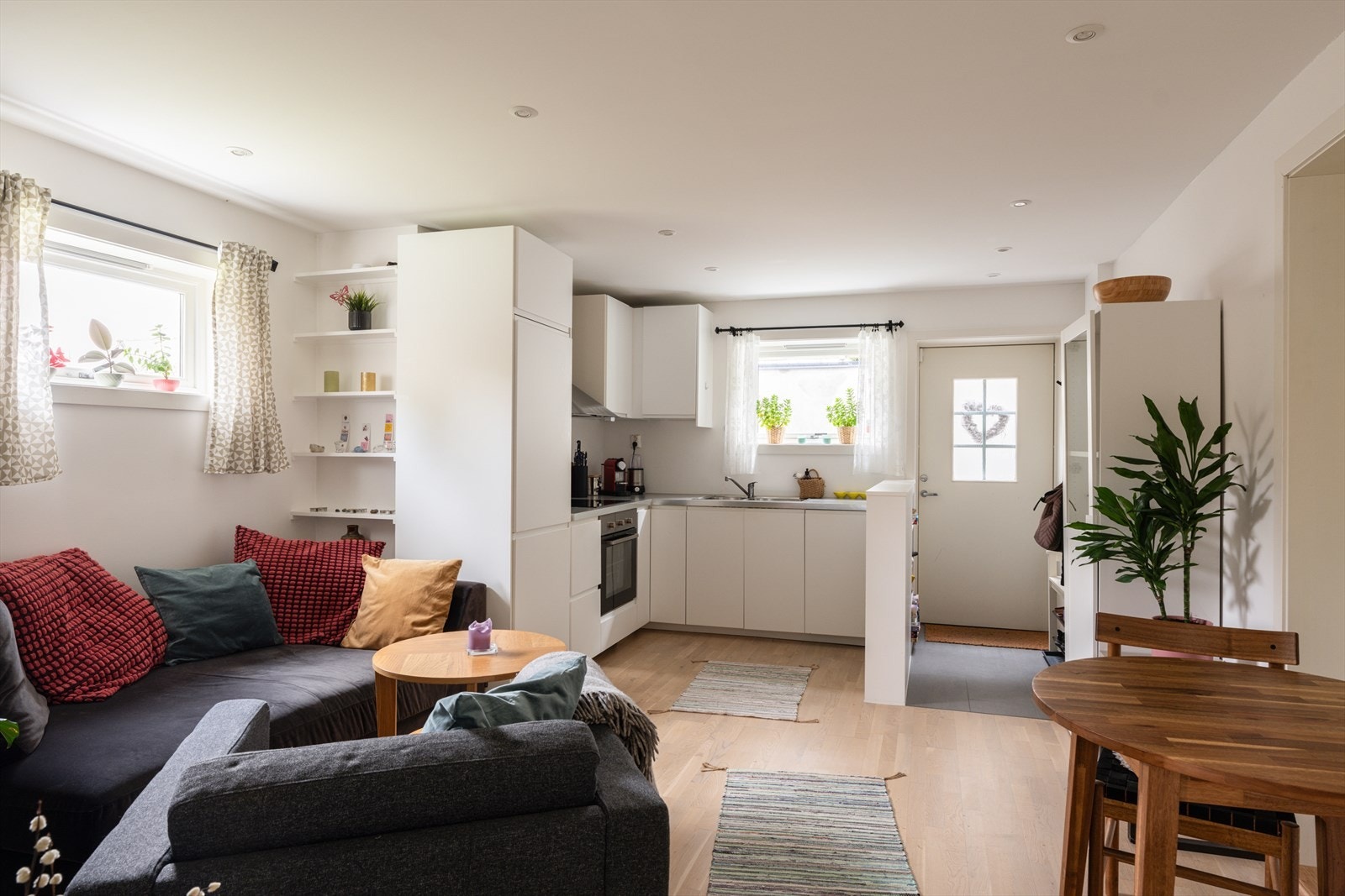 Det er etablert kjøkken i oppholdsrom i kjeller, noe som er søknadspliktig etter Asker kommunes kommuneplan. Se pkt. om utleie for mer informasjon. Galleribilde