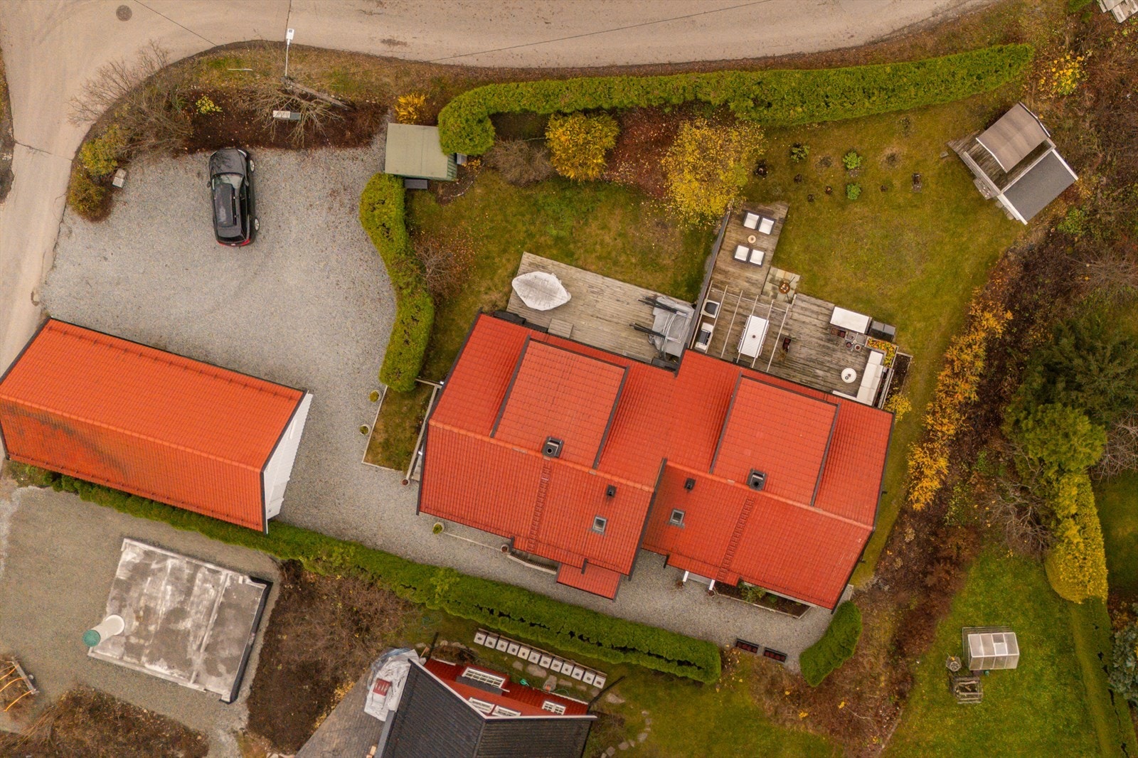 Eiendommen ligger på en felles eiet tomt på ca. 1 230 kvm som deles med naboen i Nes terrasse 5A. Galleribilde