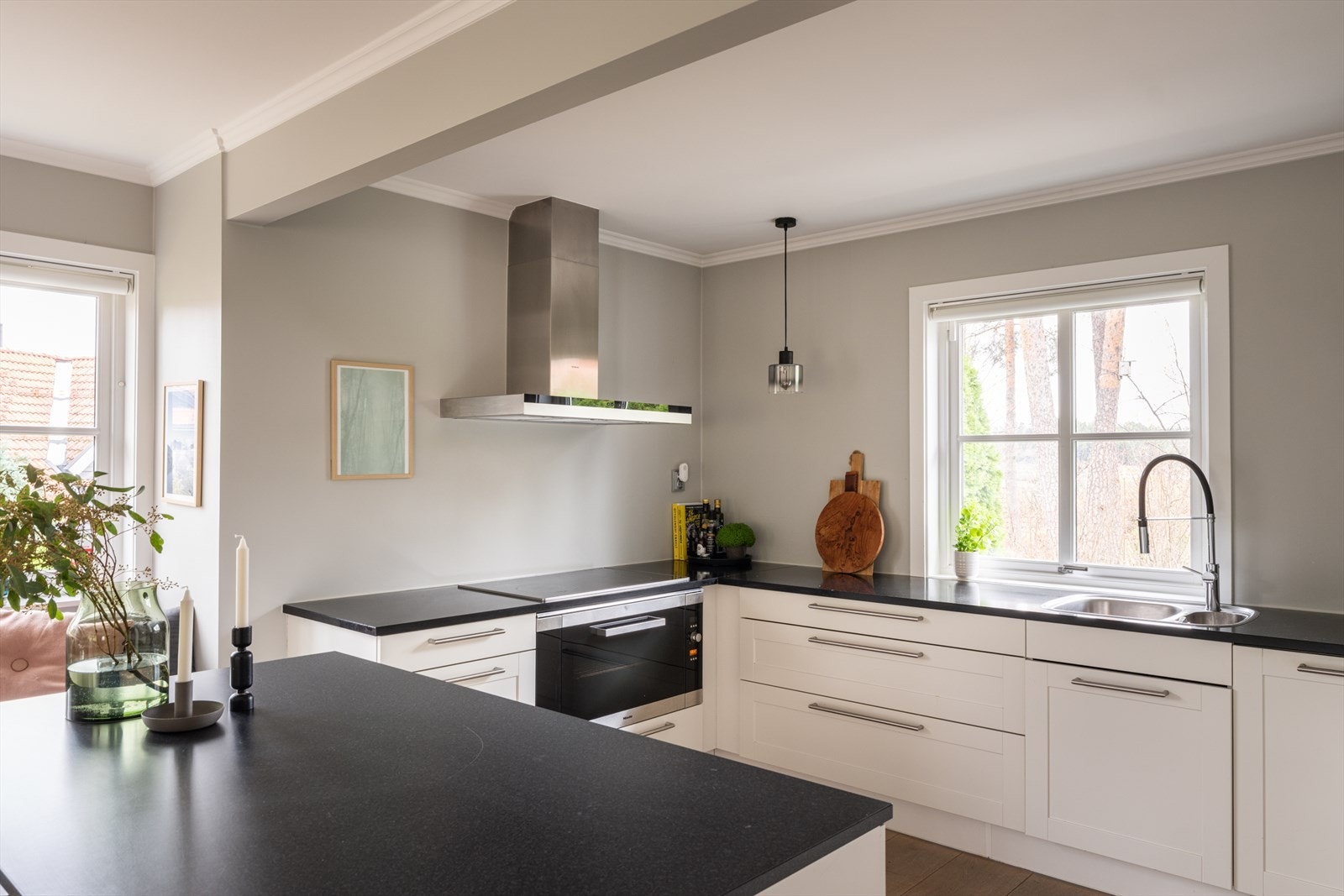 Kjøkkenet er utstyrt med integrerte hvitevarer, inkludert induksjonstopp, bred stekeovn, oppvaskmaskin, kjøleskap og fryser Galleribilde