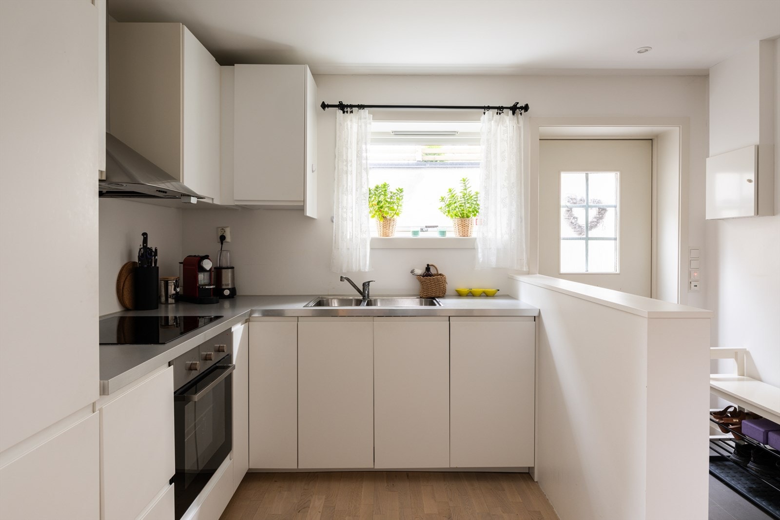 Det er etablert kjøkken i oppholdsrom i kjeller, noe som er søknadspliktig etter Asker kommunes kommuneplan. Se pkt. om utleie for mer informasjon. Galleribilde