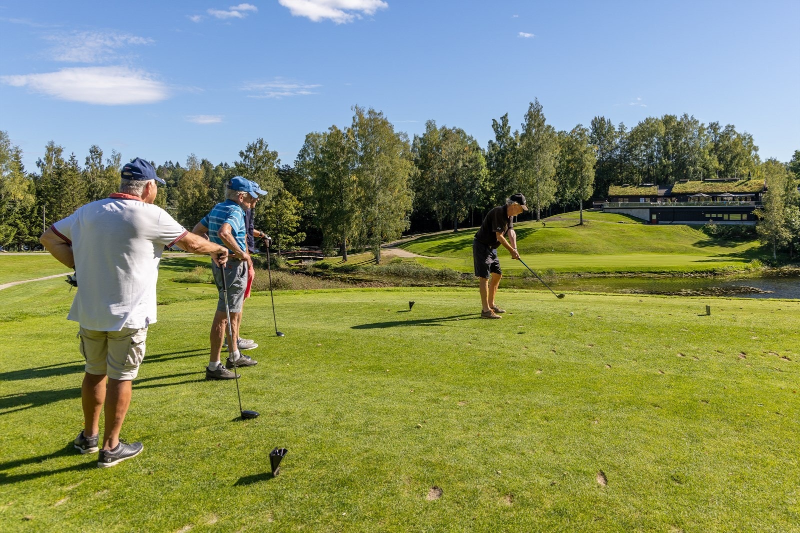 Asker Golfklubb med 18-hullsgolfbane, klubbhus, simulator og driving range, finner du sentralt i Asker. Galleribilde