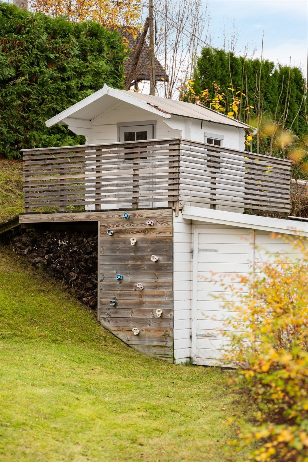 I hagen står en enkel utebod som er oppført ved egeninnsats og ikke byggemeldt, samt en liten dukkestue som i dag brukes som redskapsbod. Galleribilde