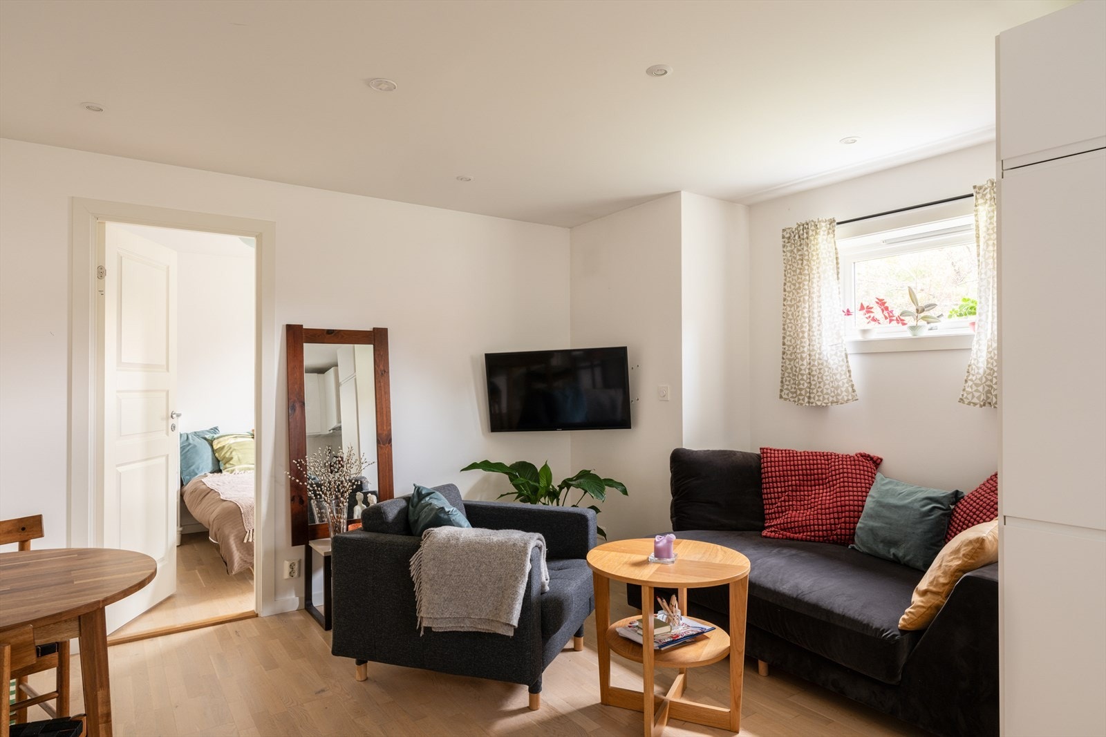 Oppholdsrommet har parkettgulv, downlights og god plass til både sofa og spisebord. Galleribilde