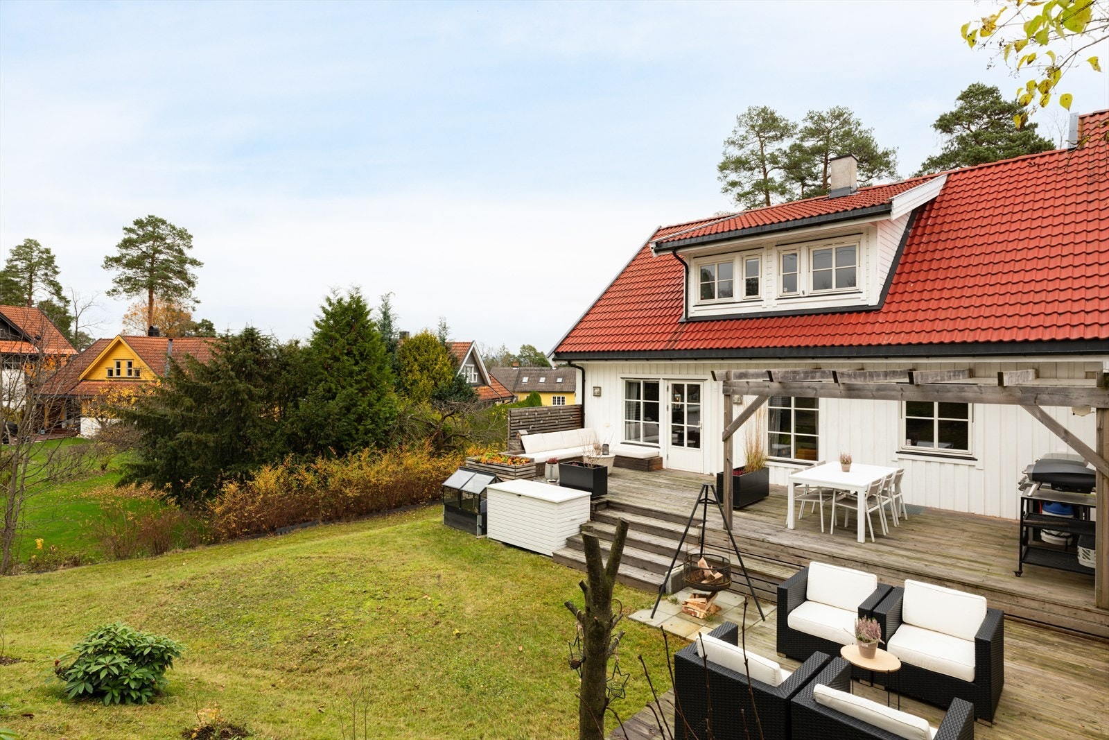 Ulike deler av hagen har sol fra morgen til kveld, noe som gir mange fine soner for både avslapning og sosiale sammenkomster. Galleribilde