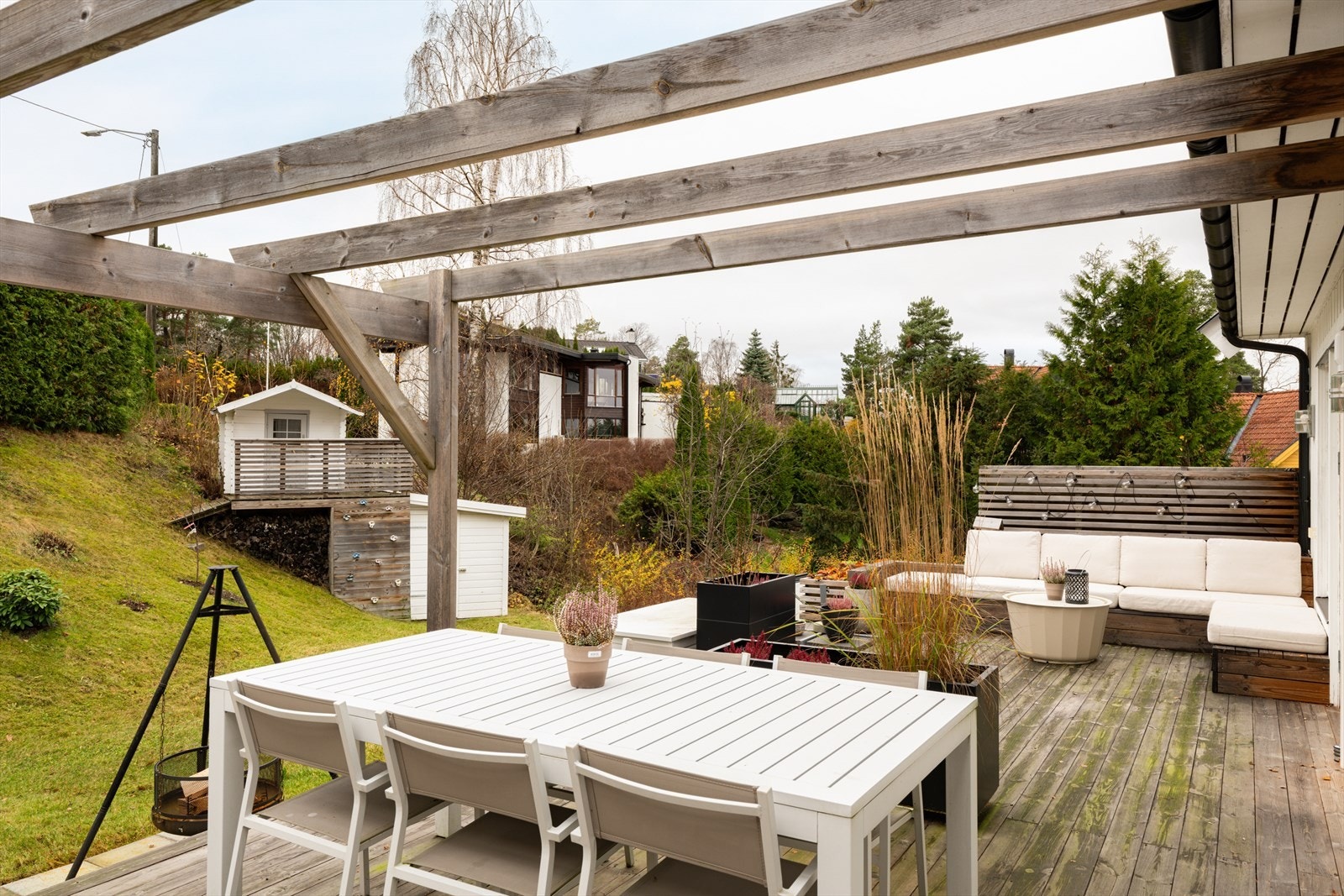 Terrassen har belysning og stikkontakter på vegg. Galleribilde