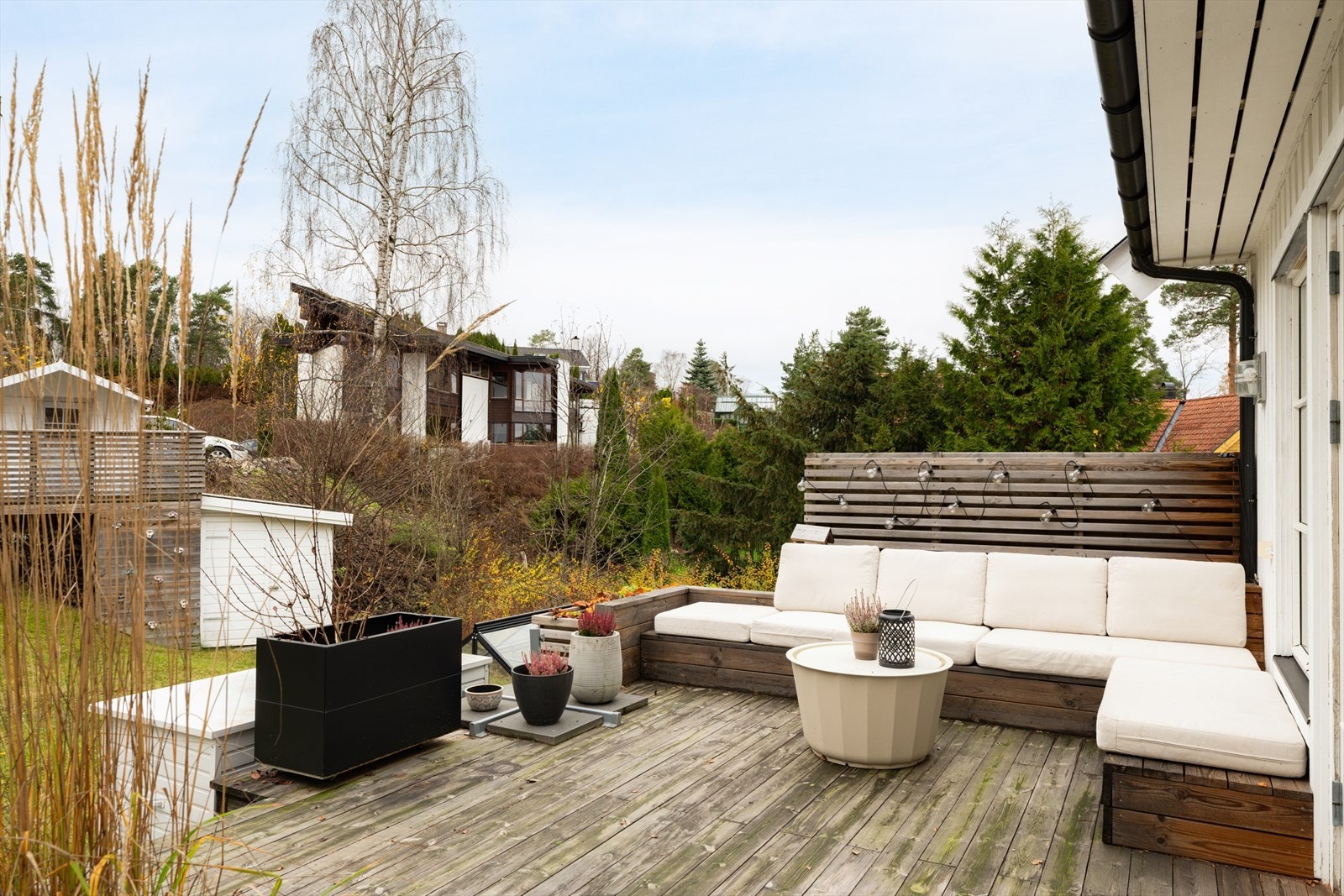 Her er det god plass til både spisegruppe, loungemøbler og grill, med direkte adkomst videre til hagen. Galleribilde