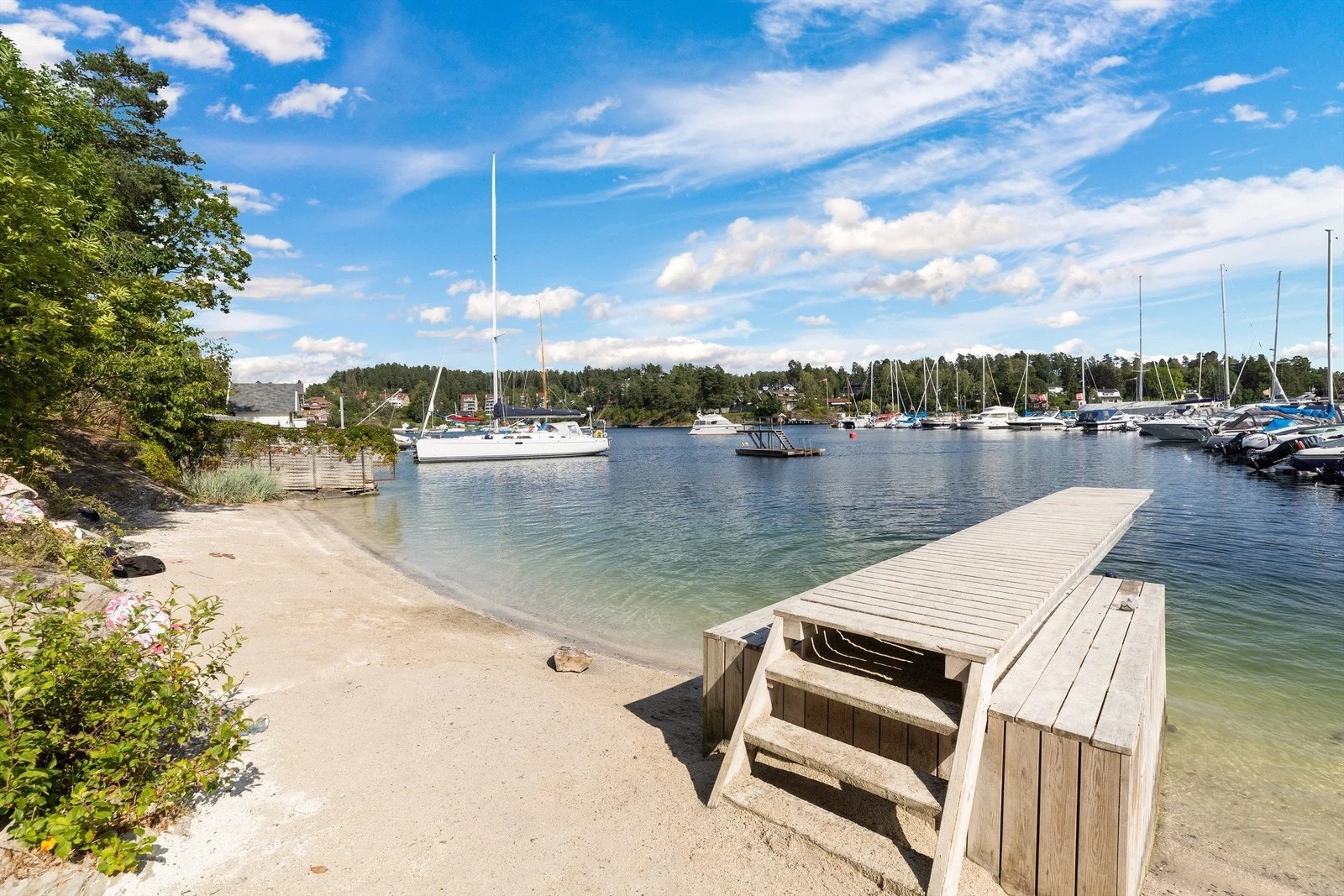I tillegg har eiendommen tilgang til privat strandparsell for vellets medlemmer med nydelig badeplass, like nedenfor eiendommen. Galleribilde