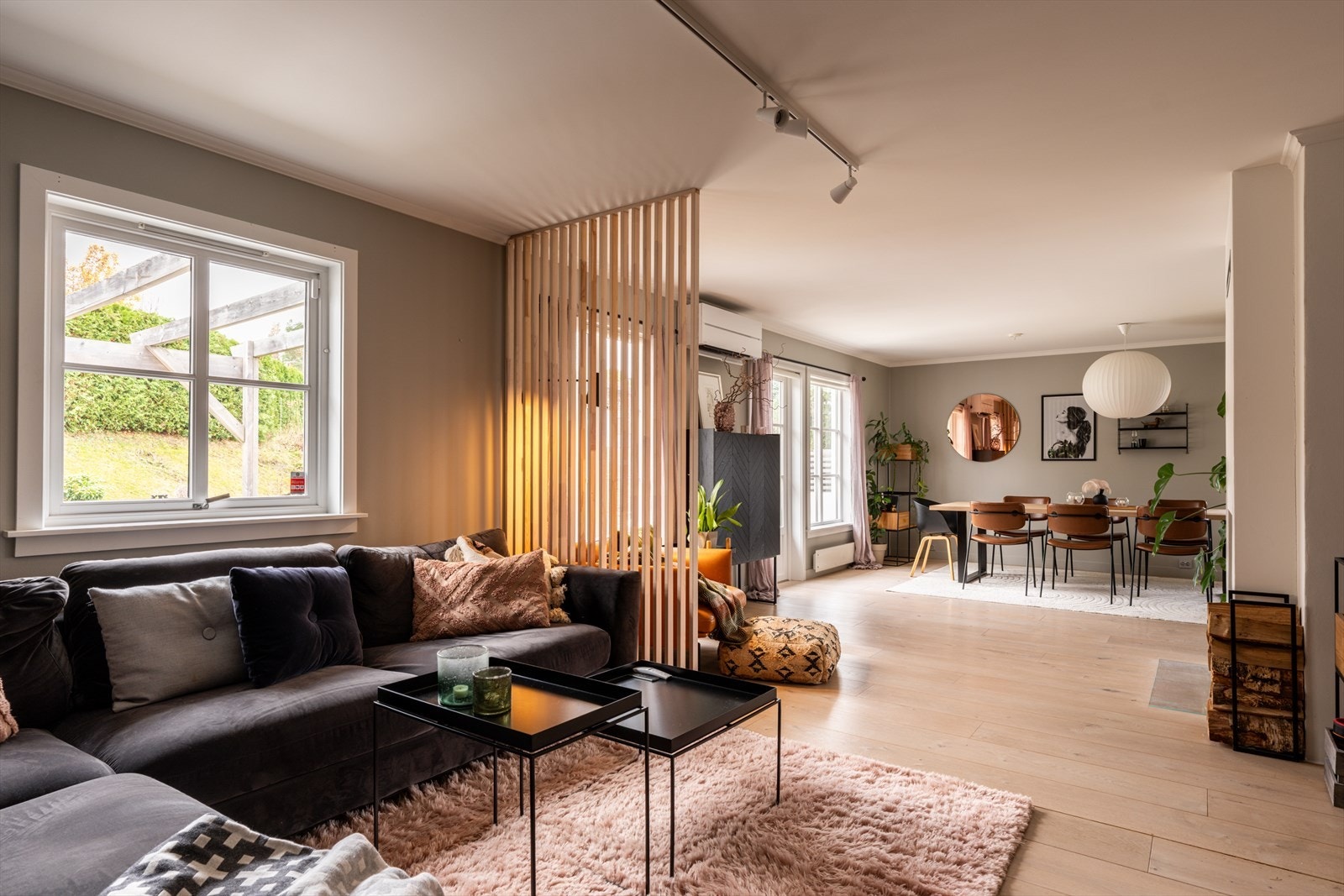 Luft-til-luft varmepumpe i stuen (montert i 2023). Galleribilde