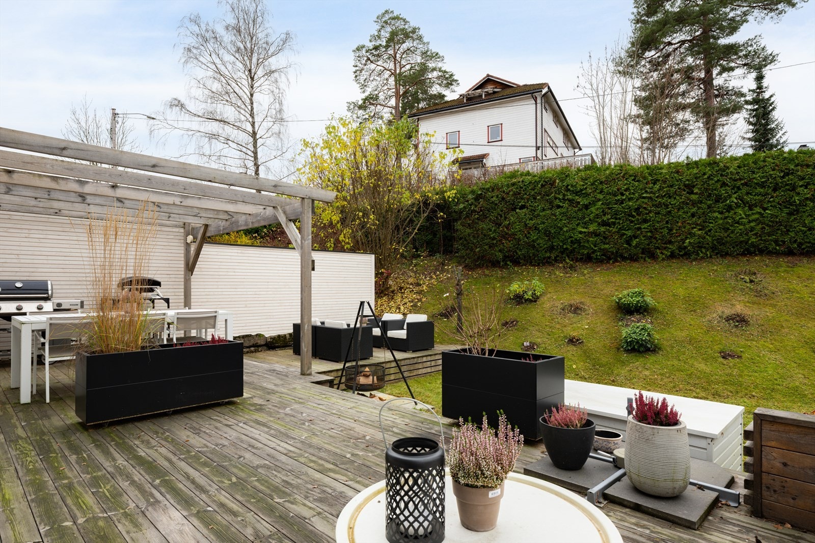 Terrassen vender mot vest og har svært gode solforhold, her kan solen nytes fra formiddagen og helt til den går ned rundt kl. 21 midt på sommeren. Galleribilde