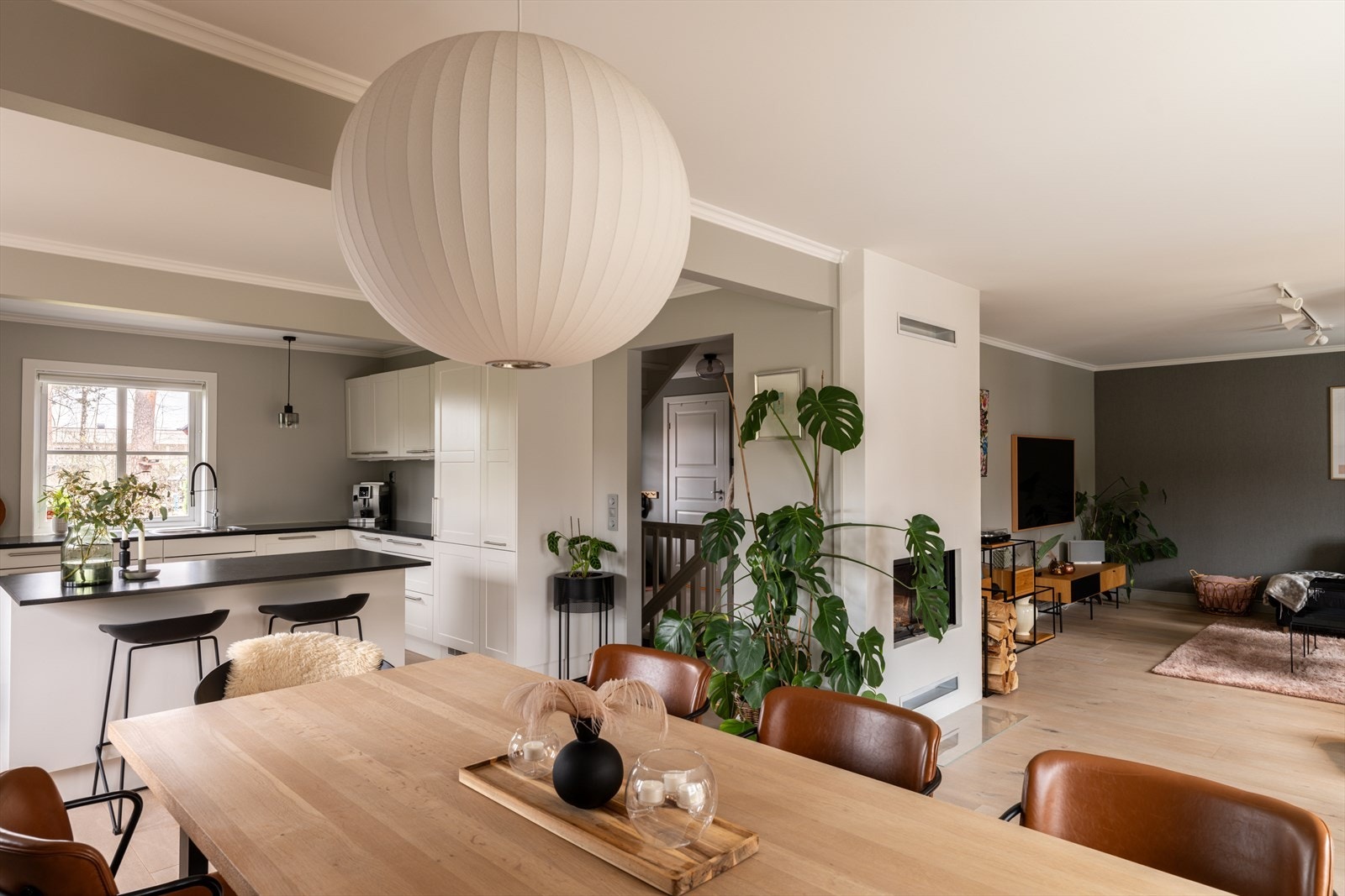 Vegg- og takoverflater er holdt i tidsriktige farger. Galleribilde