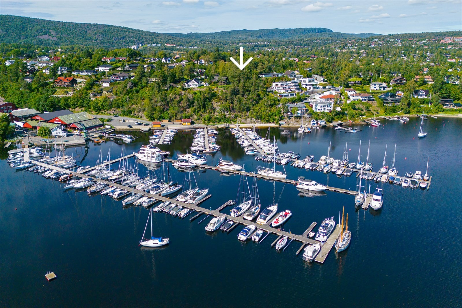 Eiendommen er tilknyttet Øvre Nes vel som har en privat strand og båthavn med ca. 150 båtplasser, kun en kort spasertur unna. Galleribilde