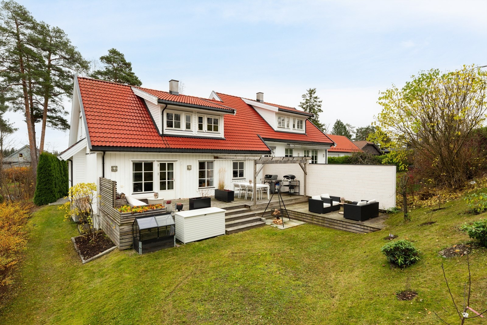 Eiendommen byr på en romslig og solrik uteplass med terrasse på ca. 52 kvm, fordelt på to nivåer med utgang fra stuen og adkomst fra terreng. Galleribilde