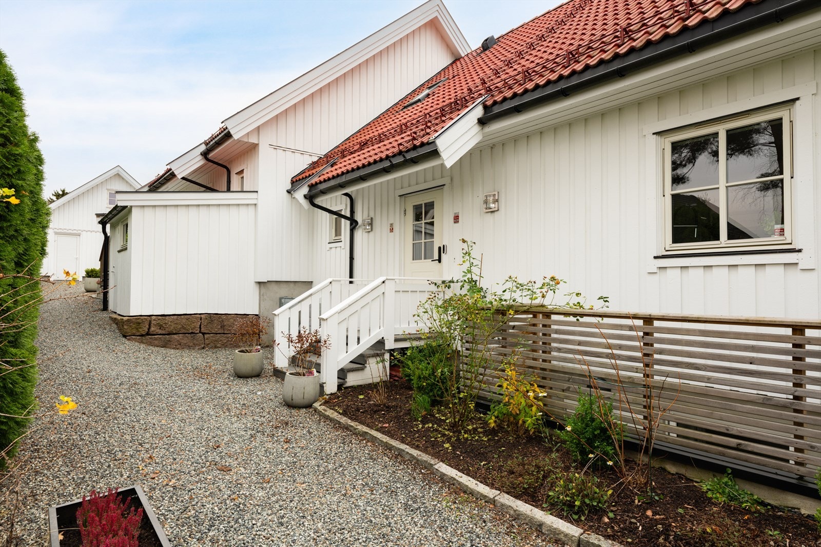 Det er egen inngang til underetasjen. Galleribilde