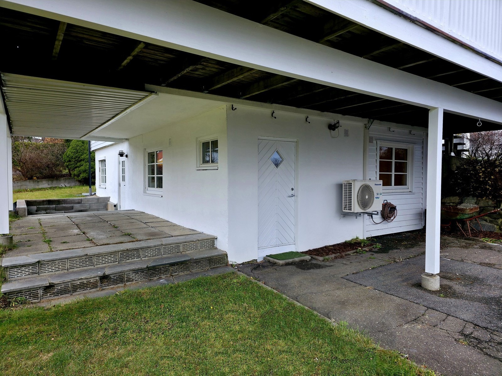 Overbygget uteplass ved underetasjen. Galleribilde