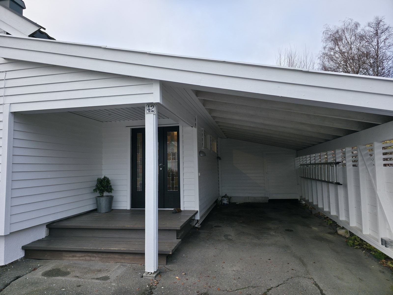 Carport ved inngangen. Galleribilde