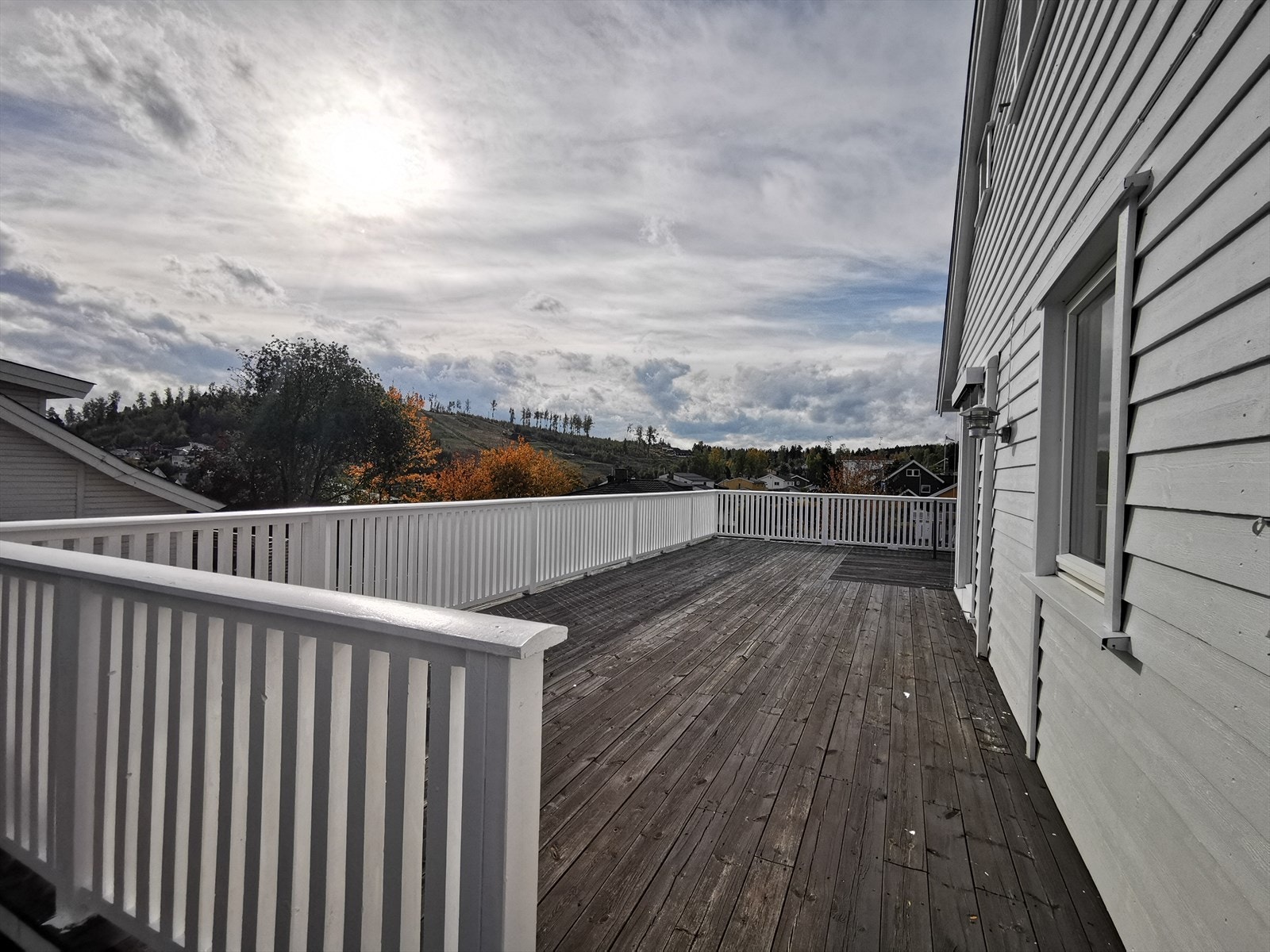 Stor veranda med god plass for utemøbler. Galleribilde