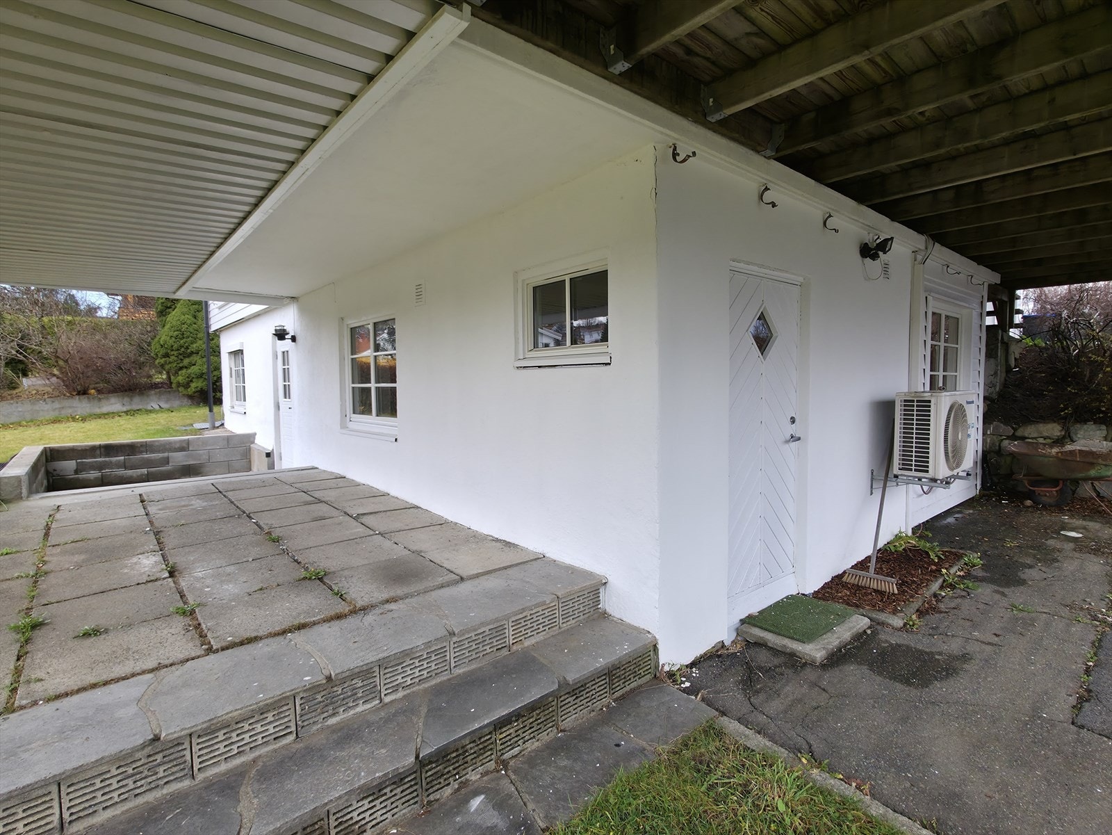 Hyggelig uteplass ved inngangen i underetasjen. Galleribilde