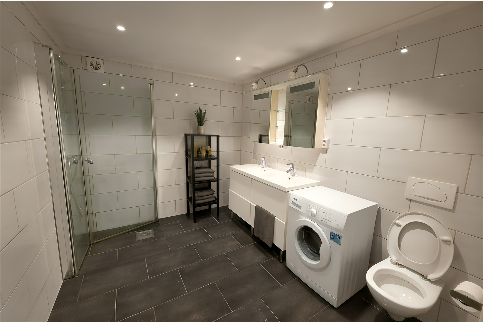 Bad med dusj i underetasje. Galleribilde